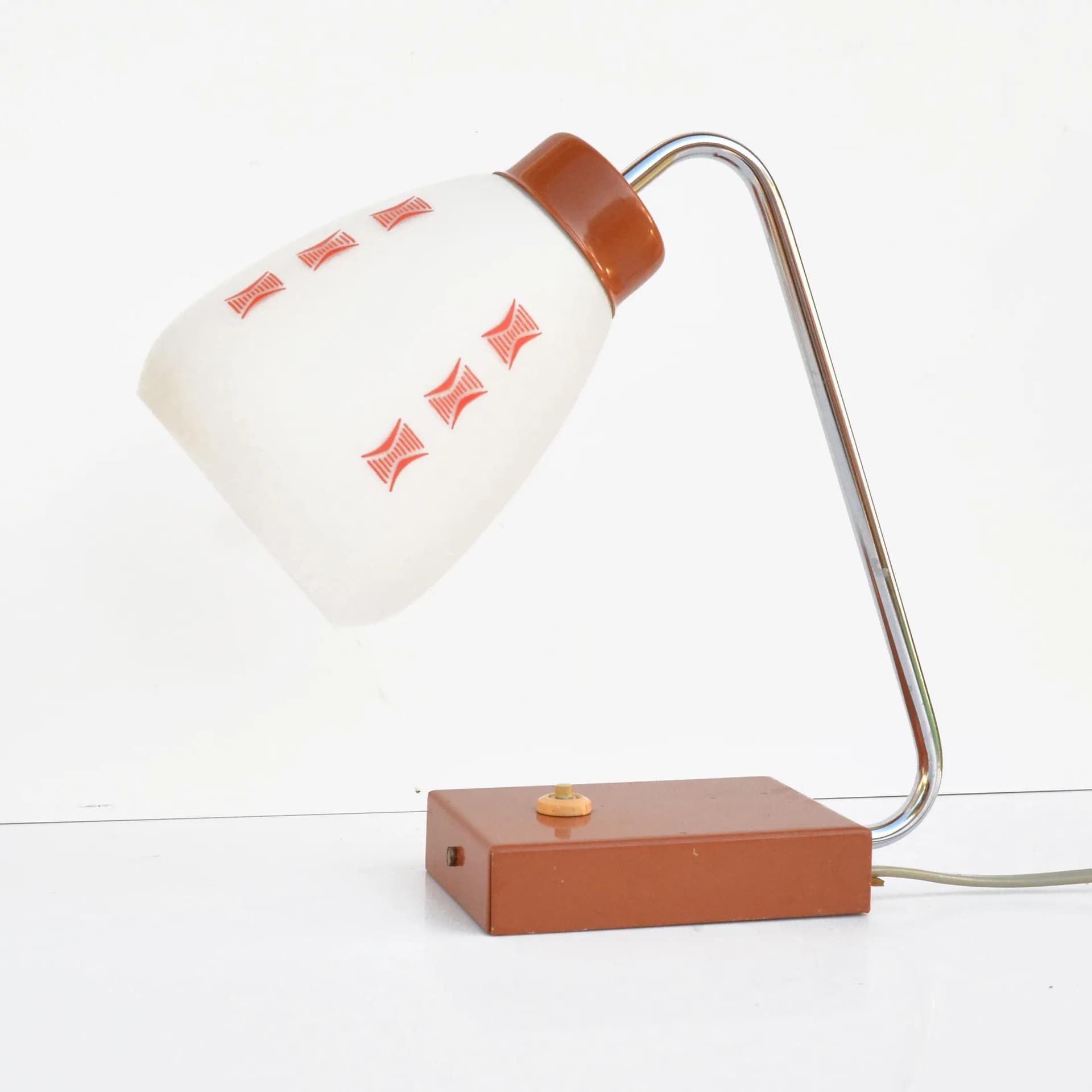 Lampa stołowa L 197-1383, szkło mleczne, stal brązowy, chrom, proj. J. Hurka, Lidokov, Czechosłowacja, lata 60. - 127521