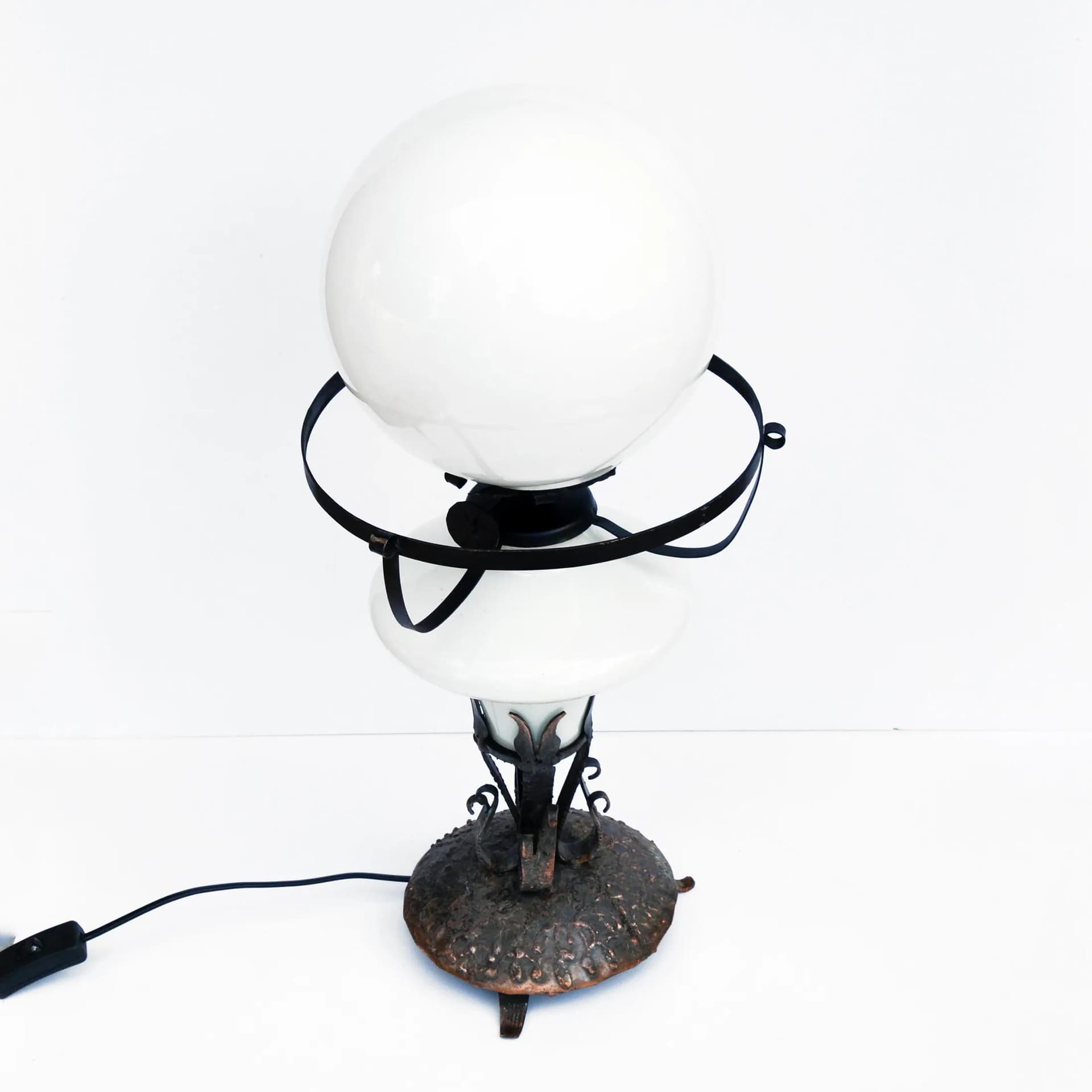 Lampa stołowa, miedź ręcznie formowana, szkło mleczne, Polska, lata 60. - 127140