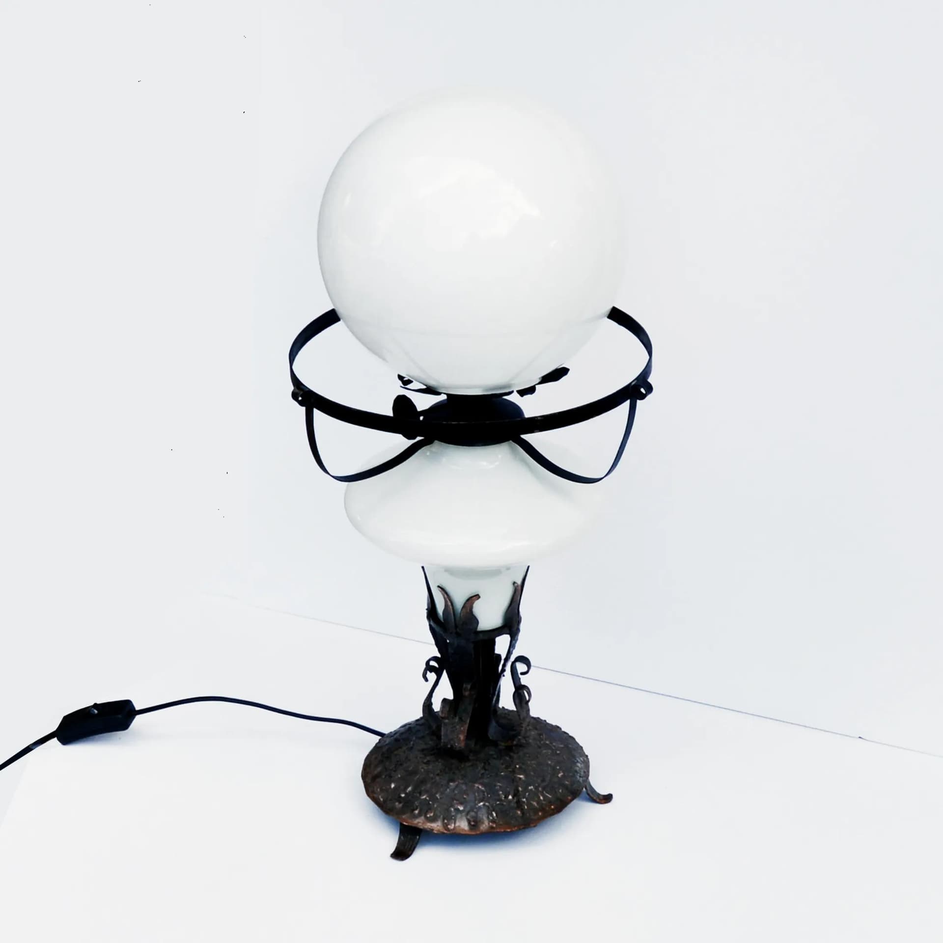 Lampa stołowa, miedź ręcznie formowana, szkło mleczne, Polska, lata 60. - 127136