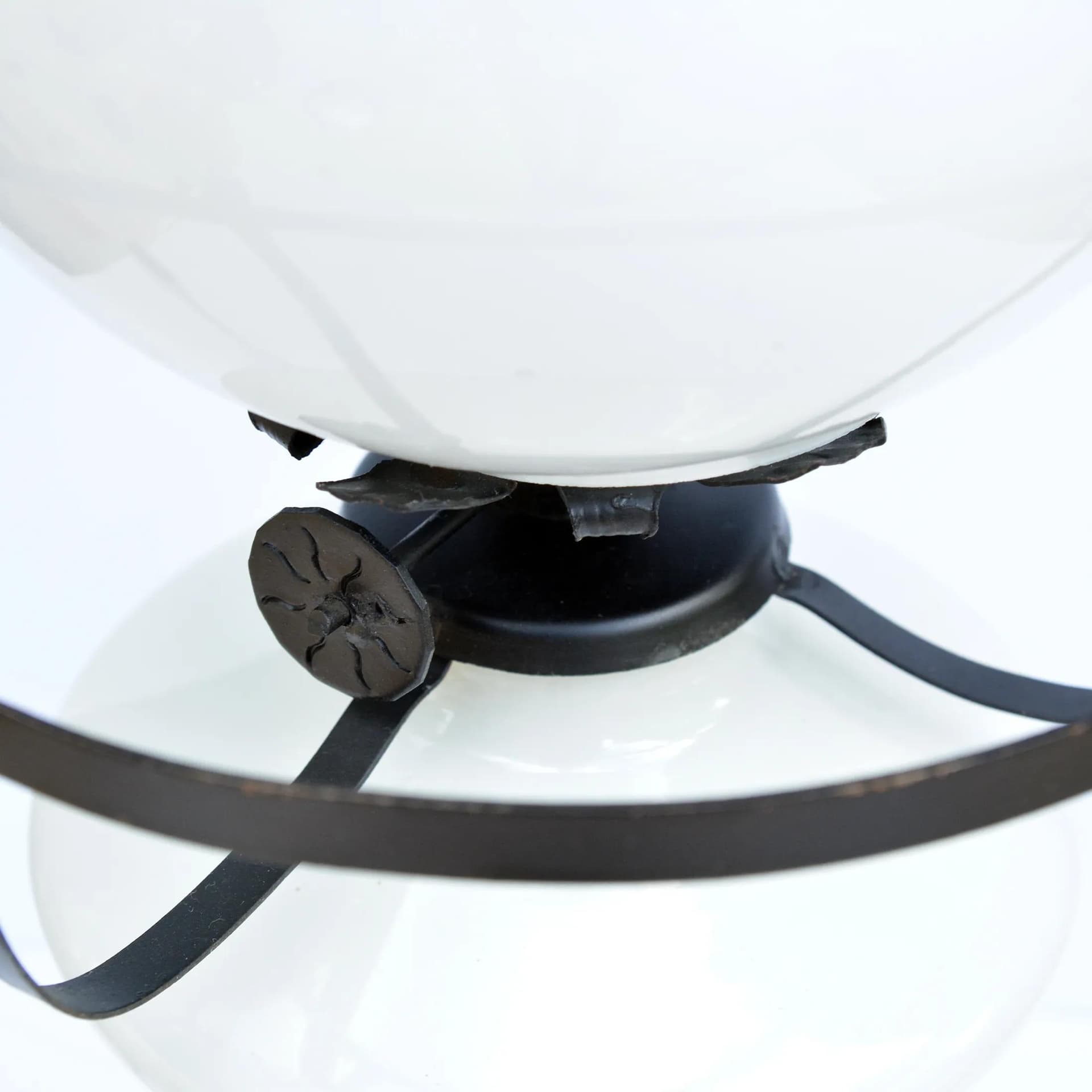 Lampa stołowa, miedź ręcznie formowana, szkło mleczne, Polska, lata 60. - 127142