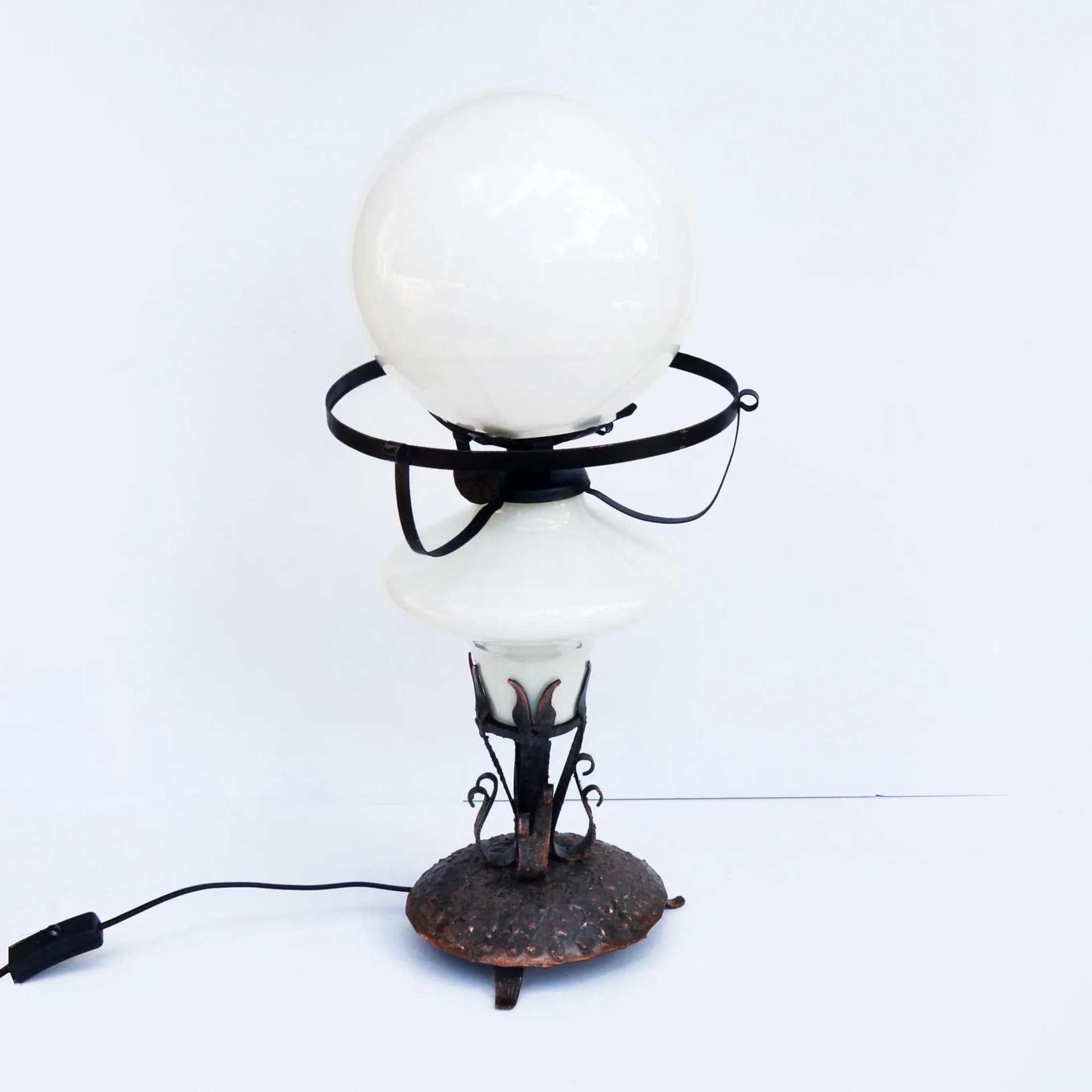 Lampa stołowa, miedź ręcznie formowana, szkło mleczne, Polska, lata 60. - 127139