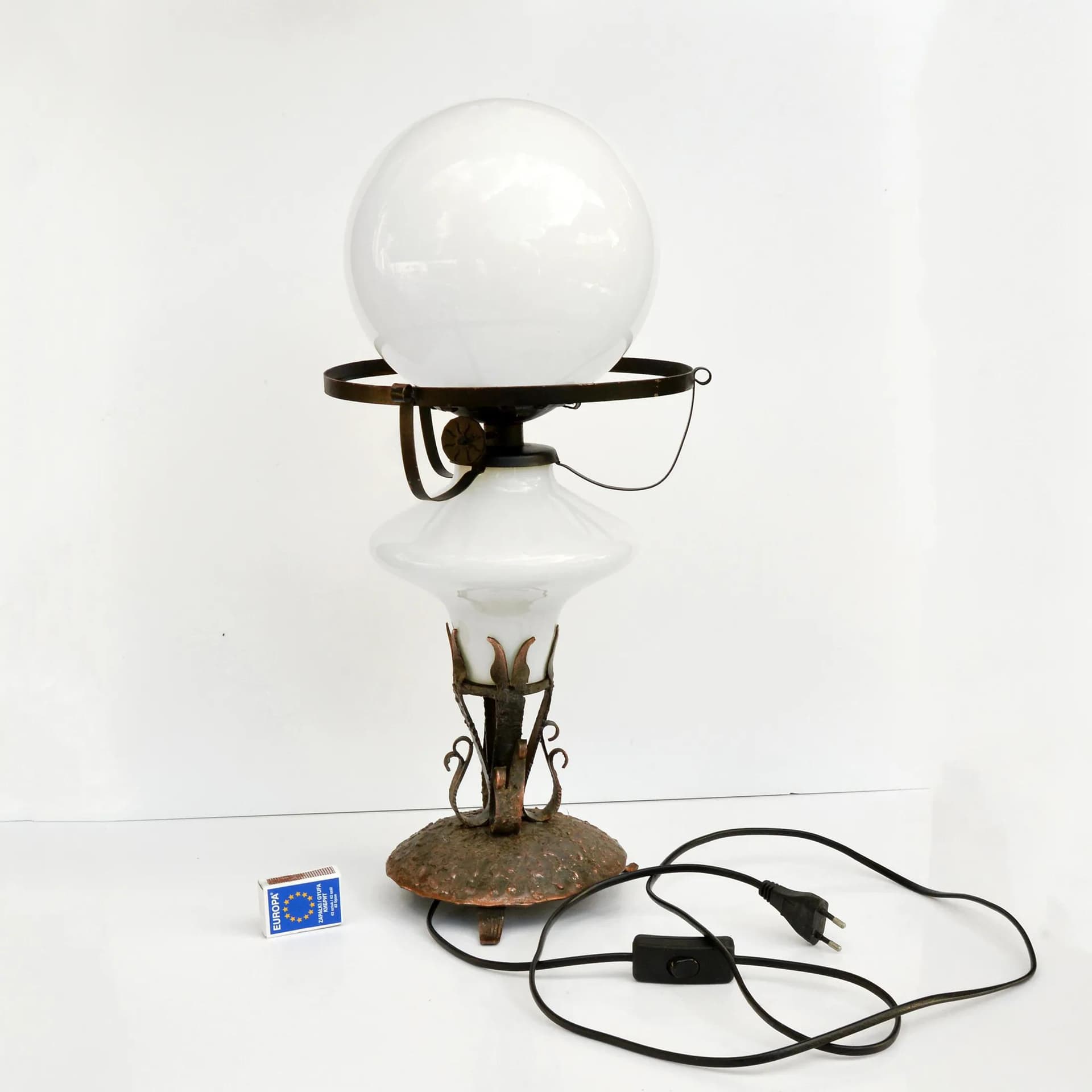 Lampa stołowa, miedź ręcznie formowana, szkło mleczne, Polska, lata 60. - 127144