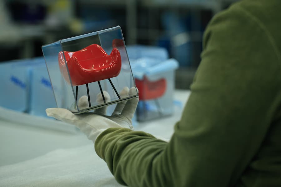 Fotel RM58 Classic Mini czerwony, proj. R. Modzelewski, VZÓR - 8774