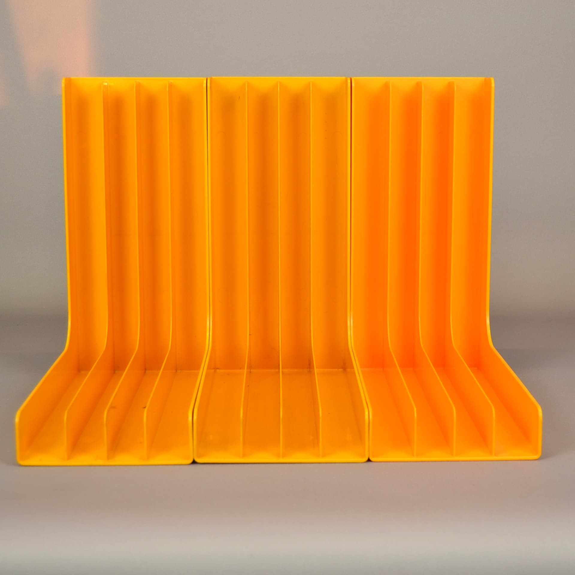 Zestaw stojaków na płyty winylowe, pomarańczowy, plastik, Szwecja, lata 70. - 1063