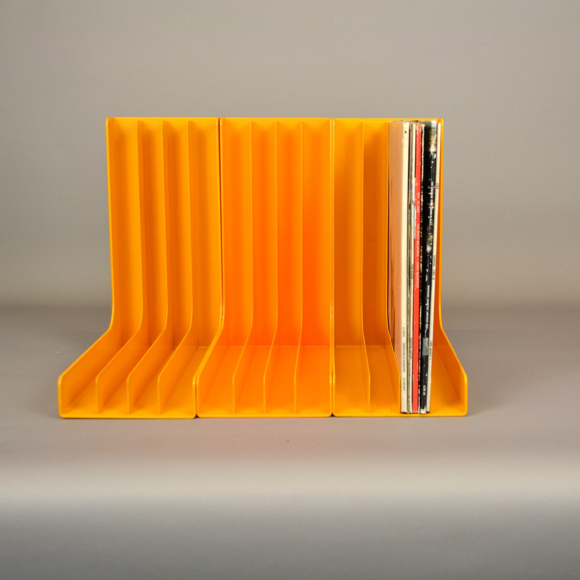 Zestaw stojaków na płyty winylowe, pomarańczowy, plastik, Szwecja, lata 70. - 1065