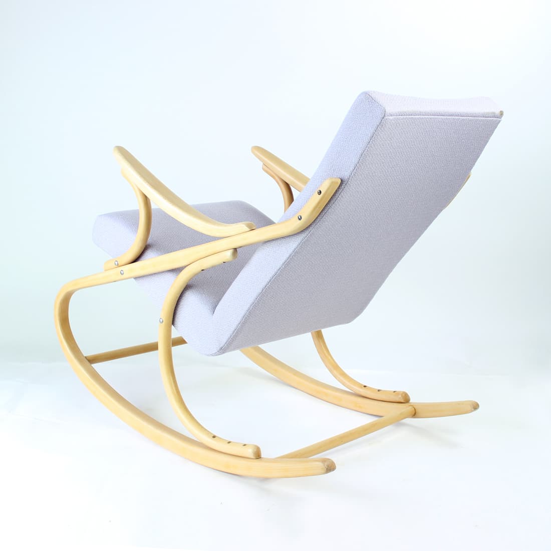 Fotel bujany, dąb blond, tkanina fioletowa, TON, Czechosłowacja, lata 60. - 130015