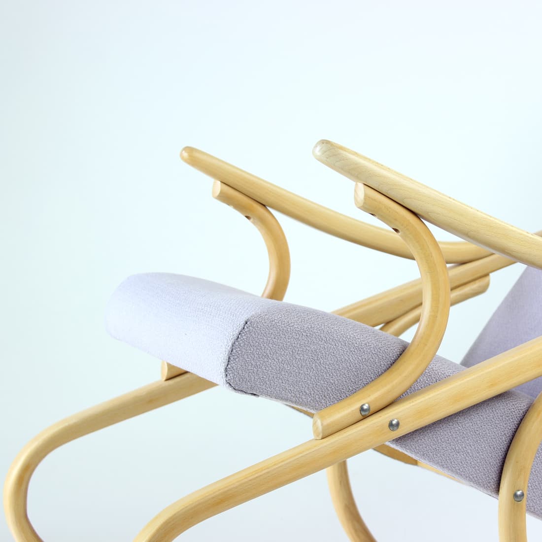 Fotel bujany, dąb blond, tkanina fioletowa, TON, Czechosłowacja, lata 60. - 130018