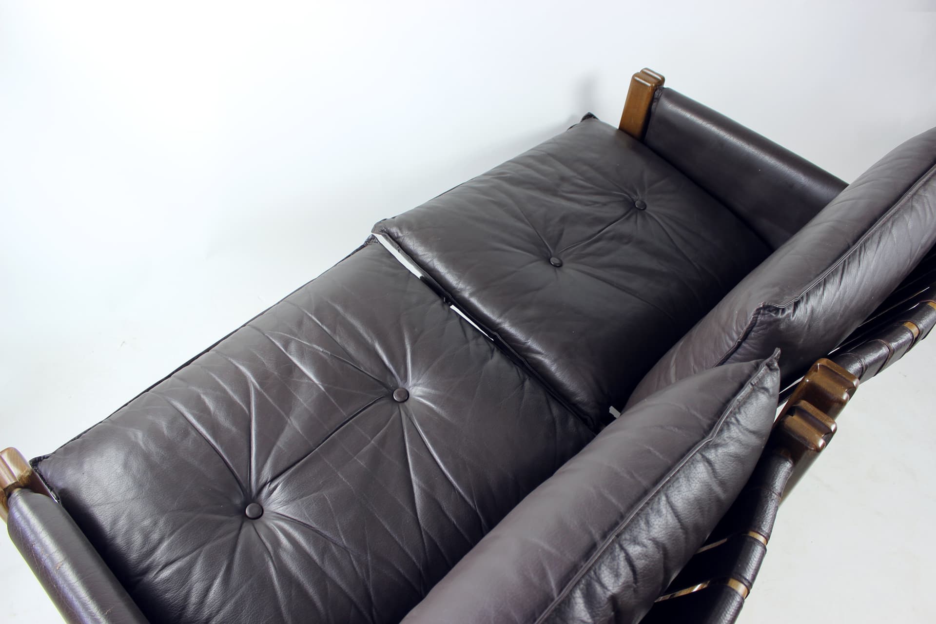 Sofa dwuosobowa Eduard, orzech ciemny, skóra ciemnobrązowa, proj. B. Hála, TON, Czechy, lata 80. - 130029