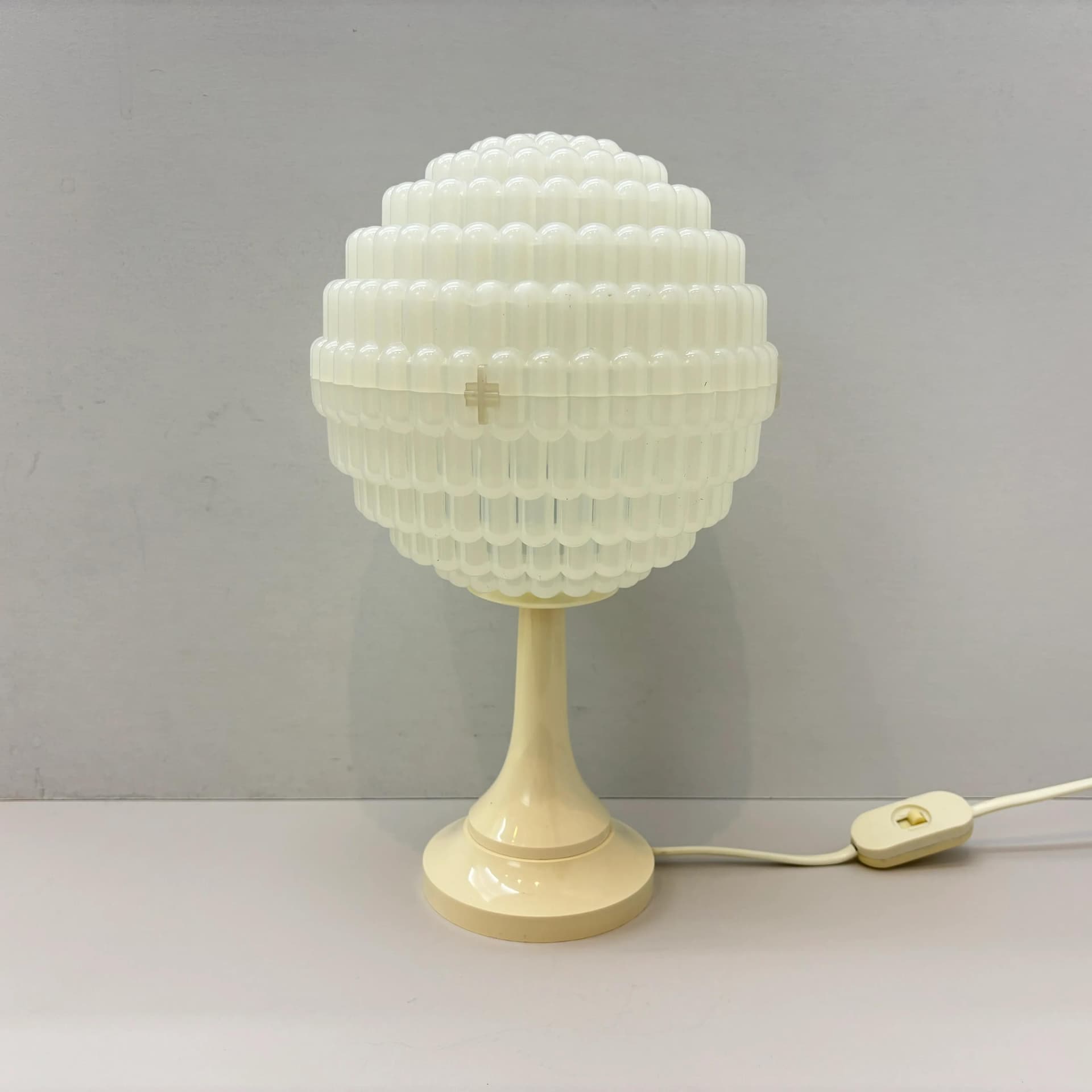 Lampka nocna Space Age, plastik ivory white, akryl ivory white, Szwecja, lata 70. - 8852
