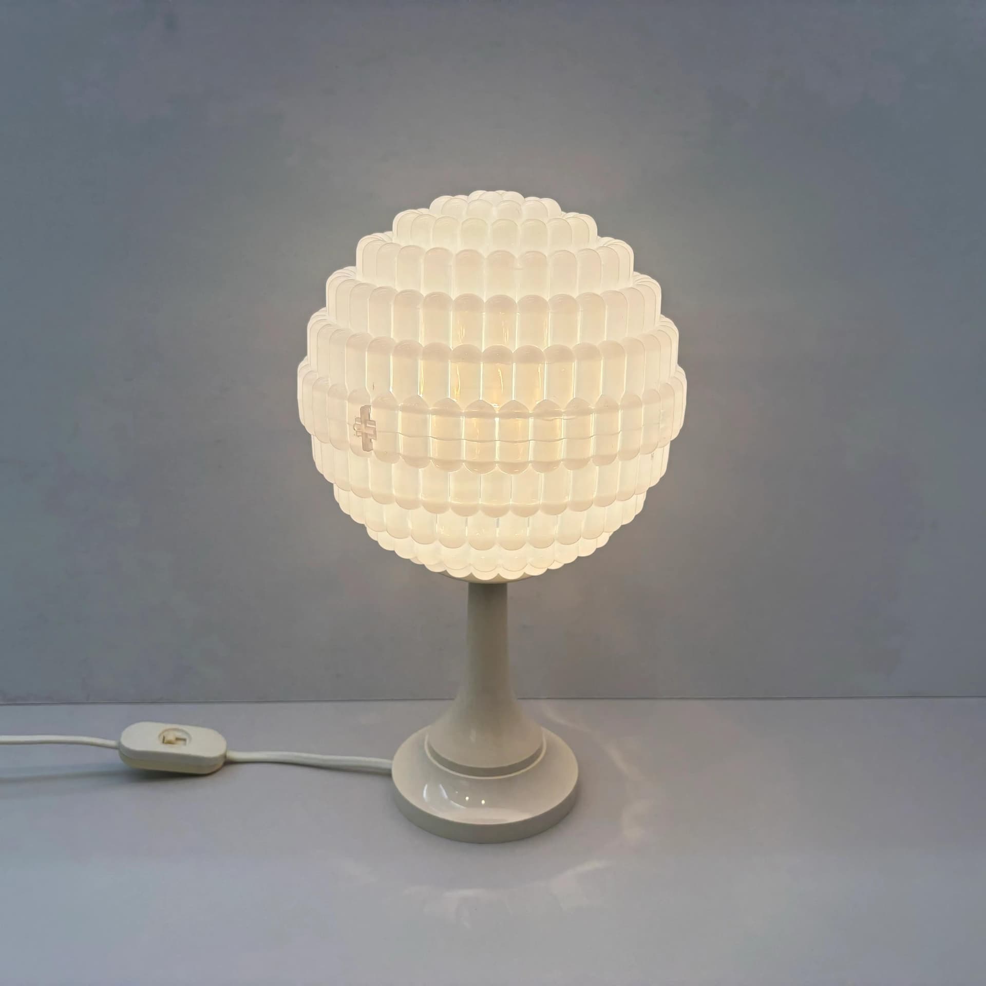 Lampka nocna Space Age, plastik ivory white, akryl ivory white, Szwecja, lata 70. - 8849
