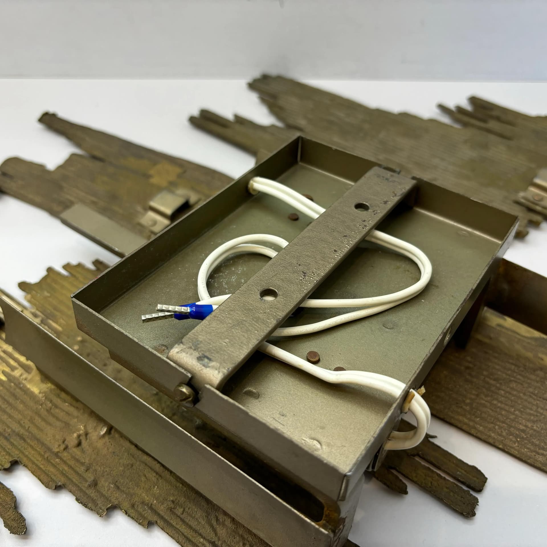 Para kinkietów brutalistycznych, brąz złocisty, proj. H. Fernandez, Francja, lata 70. - 8905