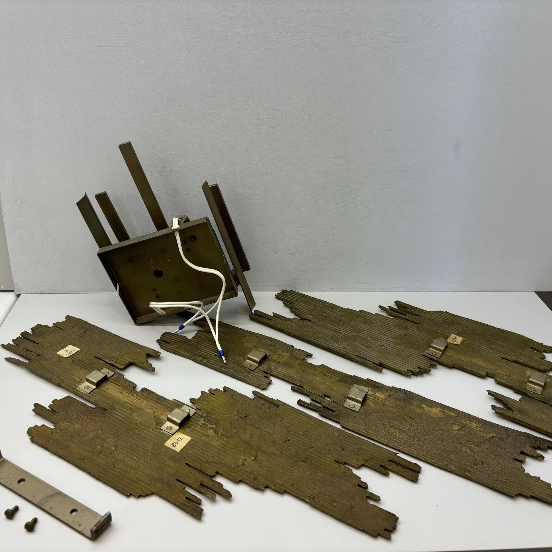 Para kinkietów brutalistycznych, brąz złocisty, proj. H. Fernandez, Francja, lata 70. - 8902