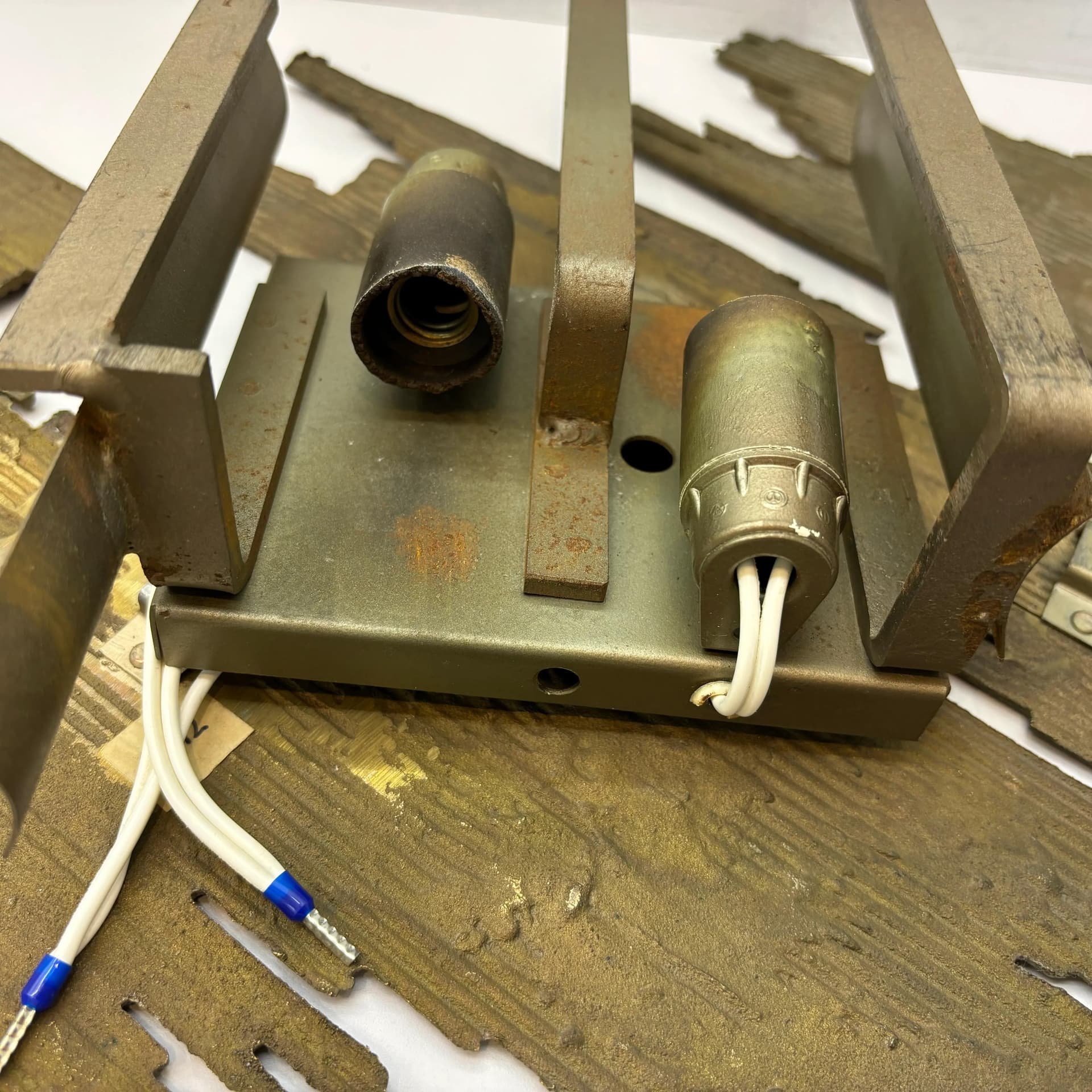 Para kinkietów brutalistycznych, brąz złocisty, proj. H. Fernandez, Francja, lata 70. - 8903