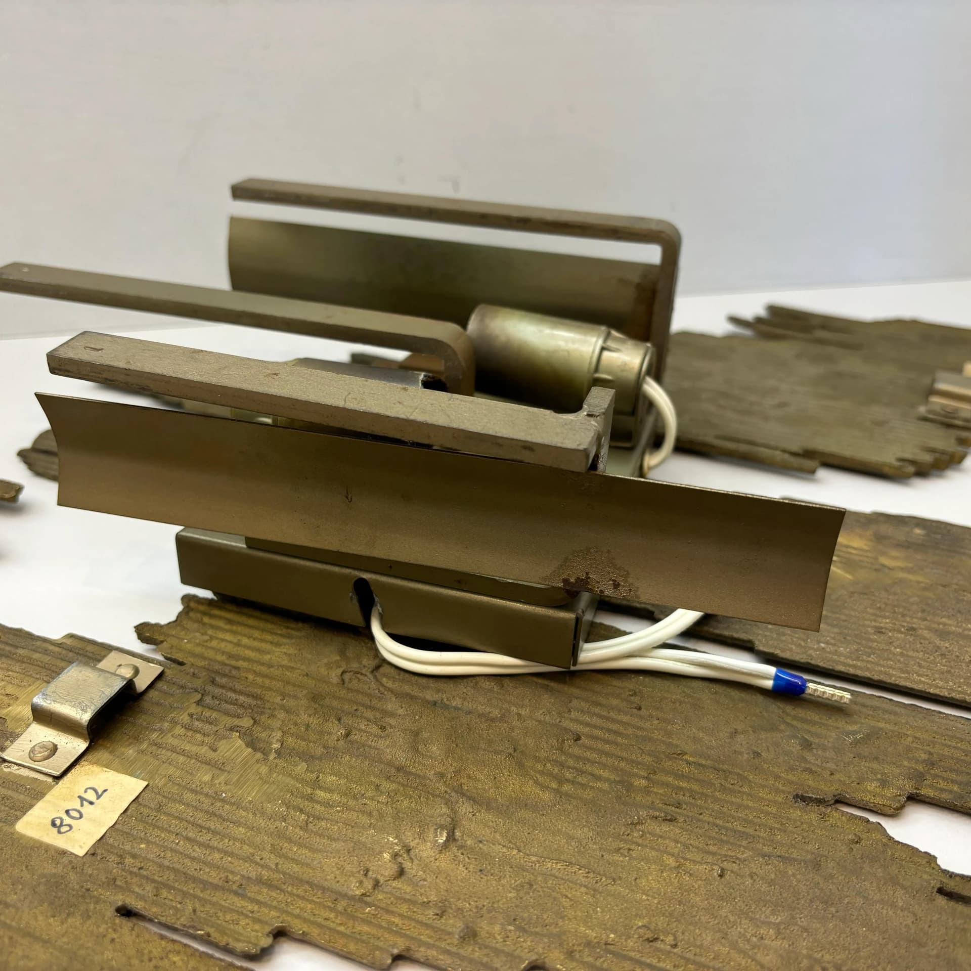 Para kinkietów brutalistycznych, brąz złocisty, proj. H. Fernandez, Francja, lata 70. - 8904