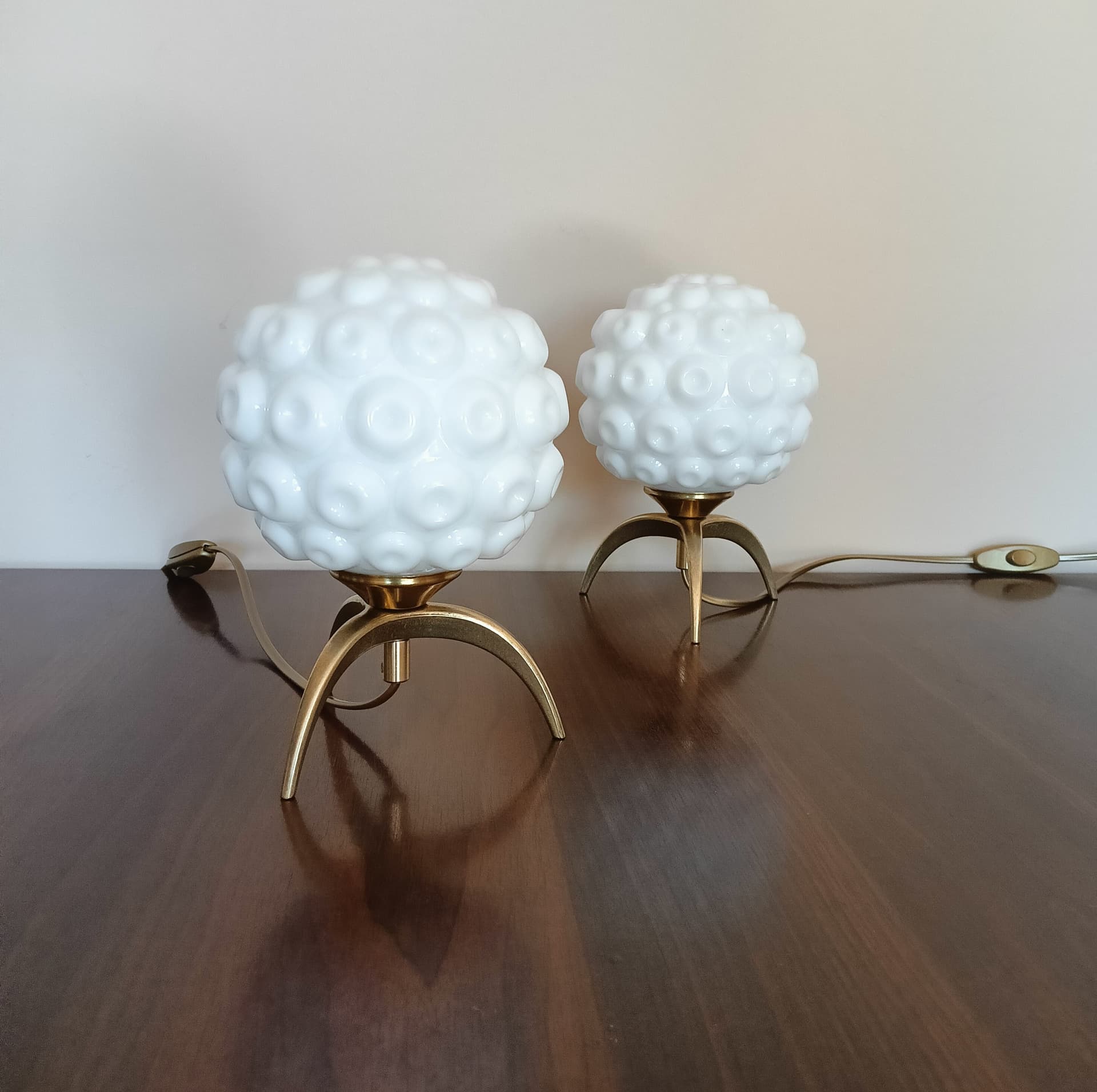 Para lamp stołowych Space Age, szkło mlecznobiałe, mosiądz złoty, Włochy, lata 70. - 131480