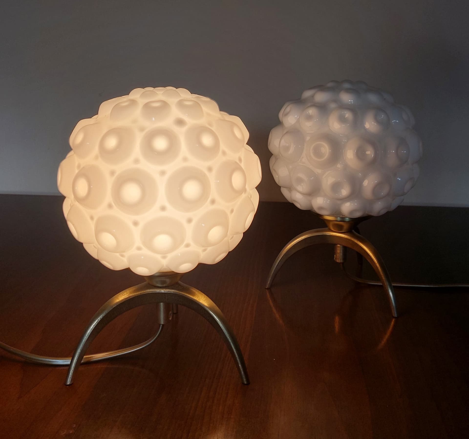 Para lamp stołowych Space Age, szkło mlecznobiałe, mosiądz złoty, Włochy, lata 70. - 131482
