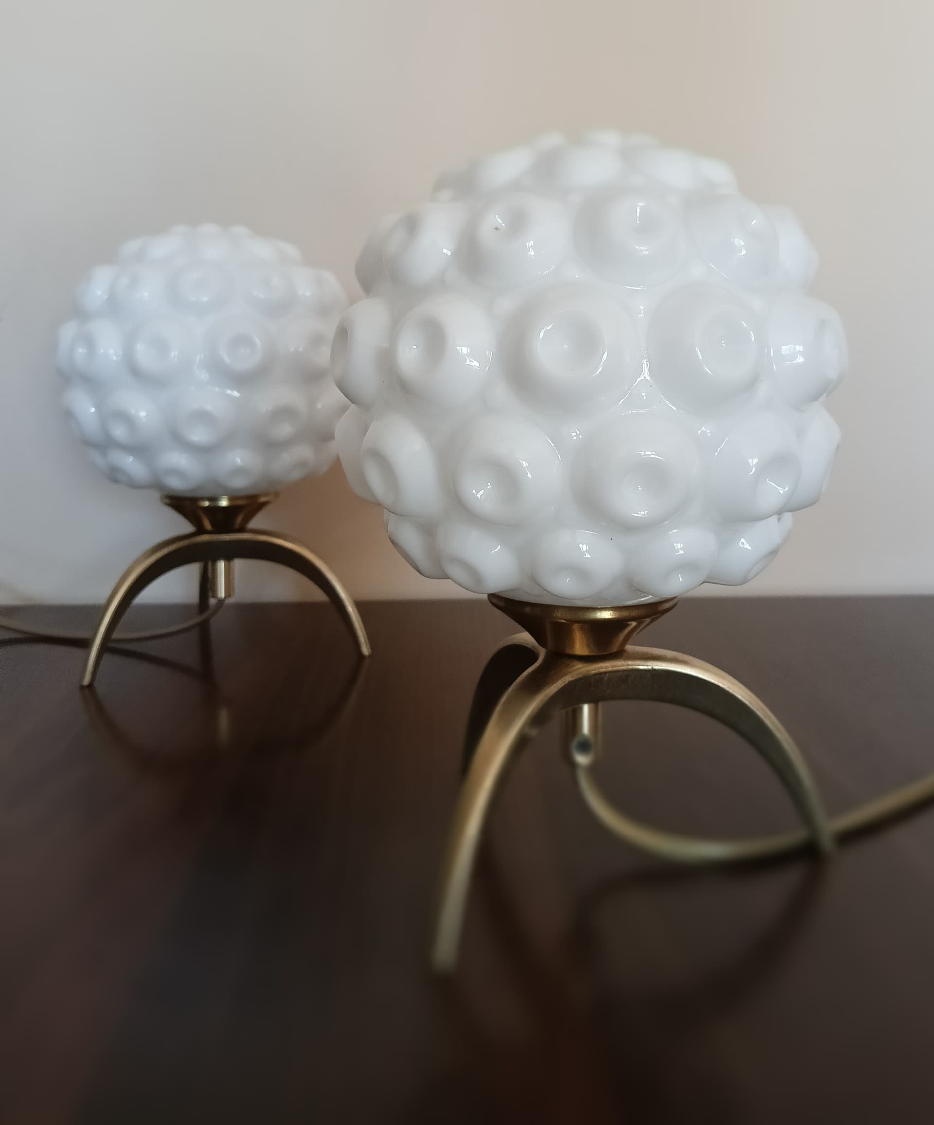 Para lamp stołowych Space Age, szkło mlecznobiałe, mosiądz złoty, Włochy, lata 70. - 131481