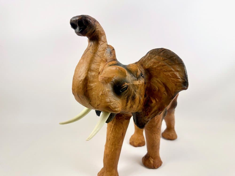 Figura słonia, brązowy, skóra naturalna papier, Indonezja, lata 80. - 149574