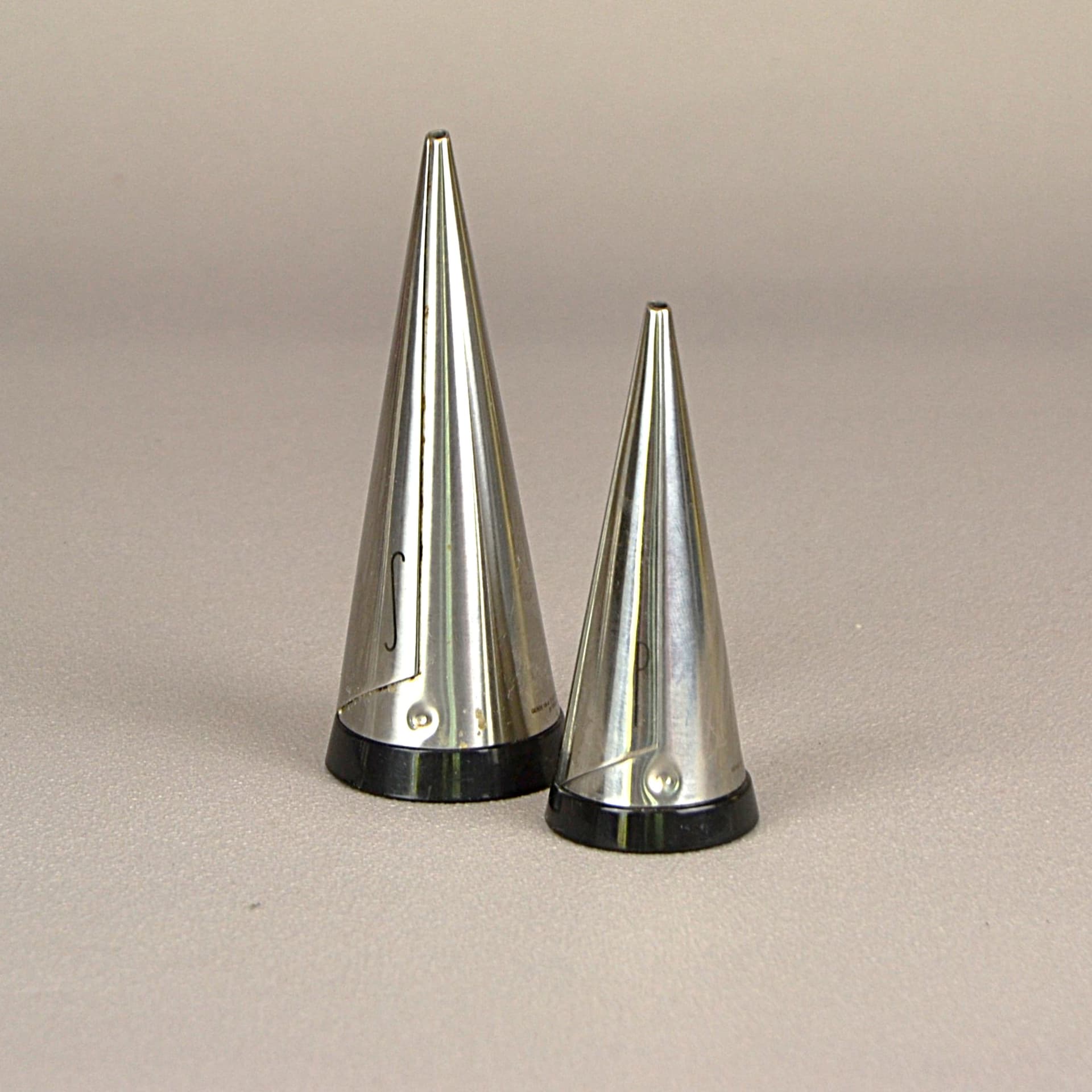 Solniczka i pieprzniczka, srebrny metal, proj. P. Forssell, Gense, Szwecja, lata 90. - 1073