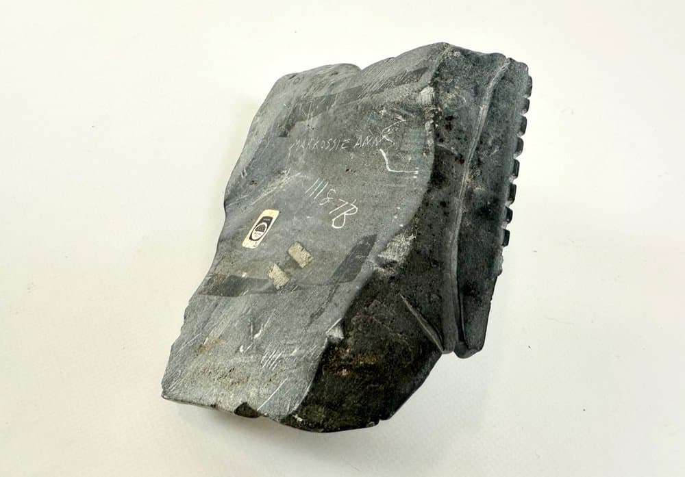 Rzeźba kobiety Inuit, szary steatyt, art. A. Markossie, Kanada, lata 70. - 149832
