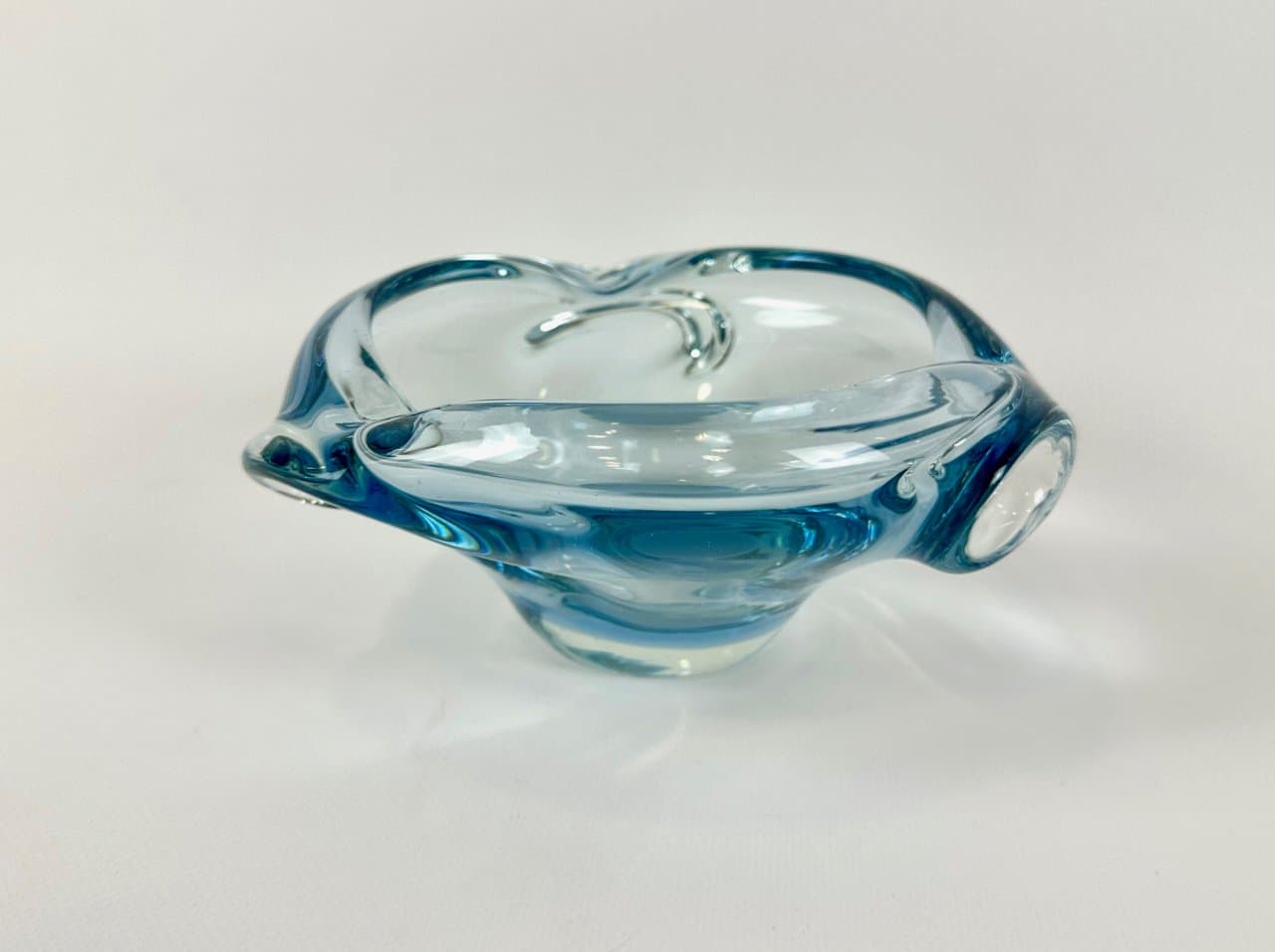 Popielniczka, błękitny, szkło, proj. J. Hospodka, Czechy, lata 60. - 149924