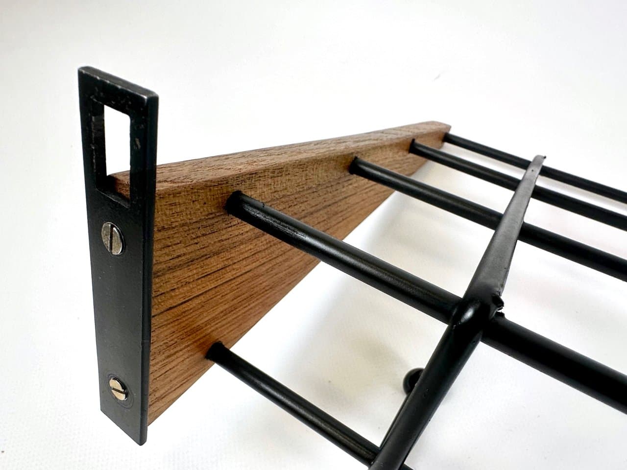 Wieszak ścienny String, teak brązowy, metal czarny, Niemcy, lata 60. - 150099