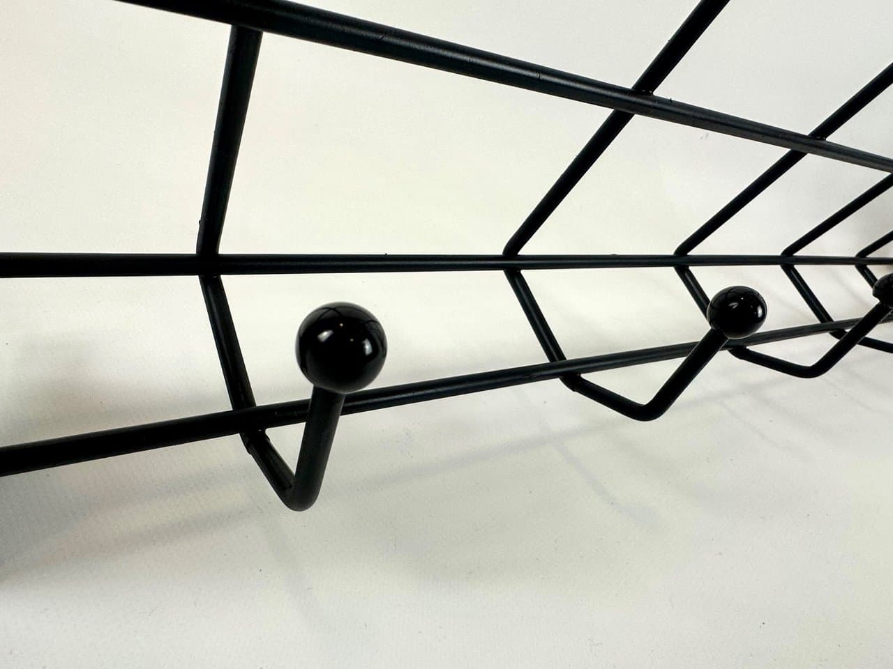 Wieszak ścienny String, teak brązowy, metal czarny, Niemcy, lata 60. - 150105