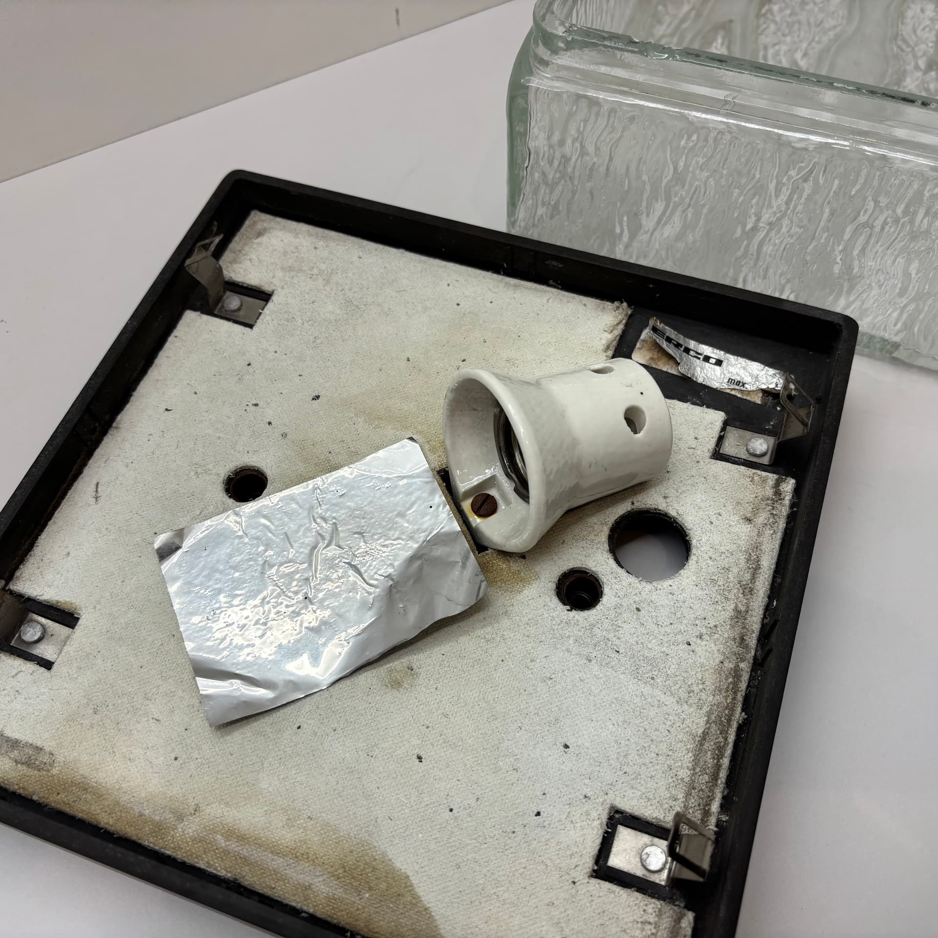 Kinkiet, transparentne szkło, bakelit czarny, ERCO, Niemcy, lata 70. - 131847