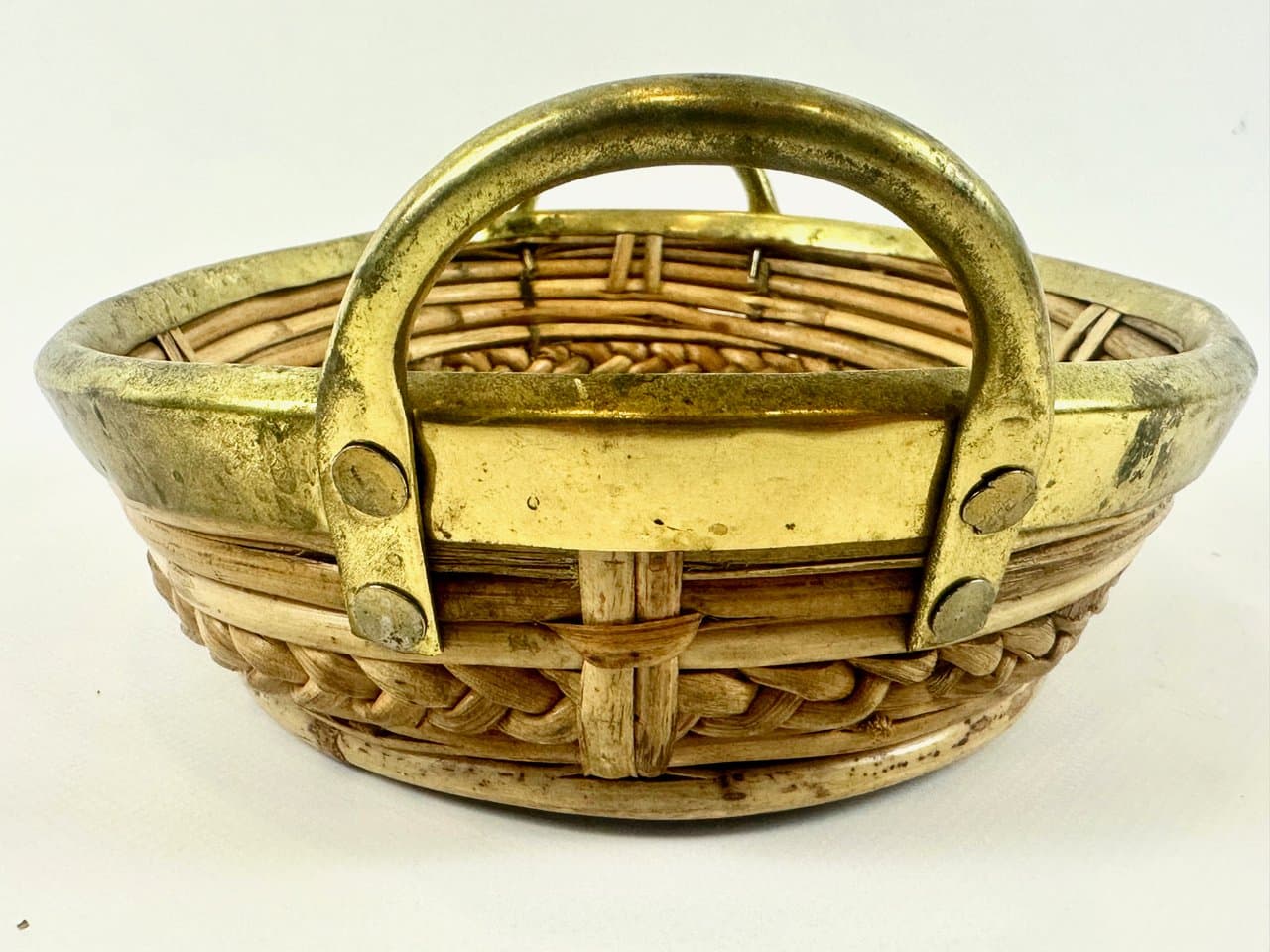 Basket centerpiece, blonde rattan, brass, Italy, 1960s. - 150170