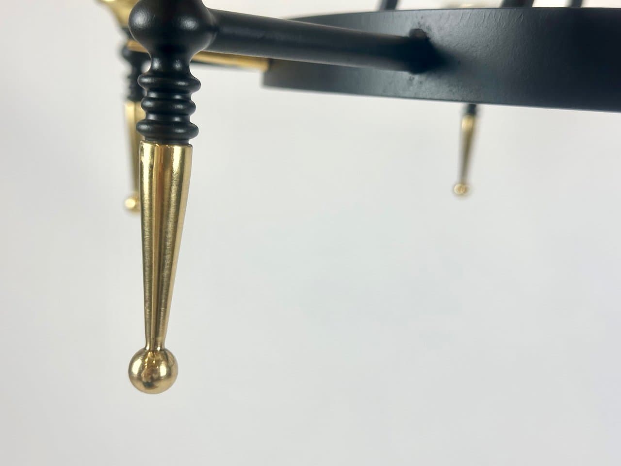 Żyrandol sześcioramienny postmodernistyczny, żeliwo czarne, mosiądz złoty, szkło mleczne, lata 70. - 150493