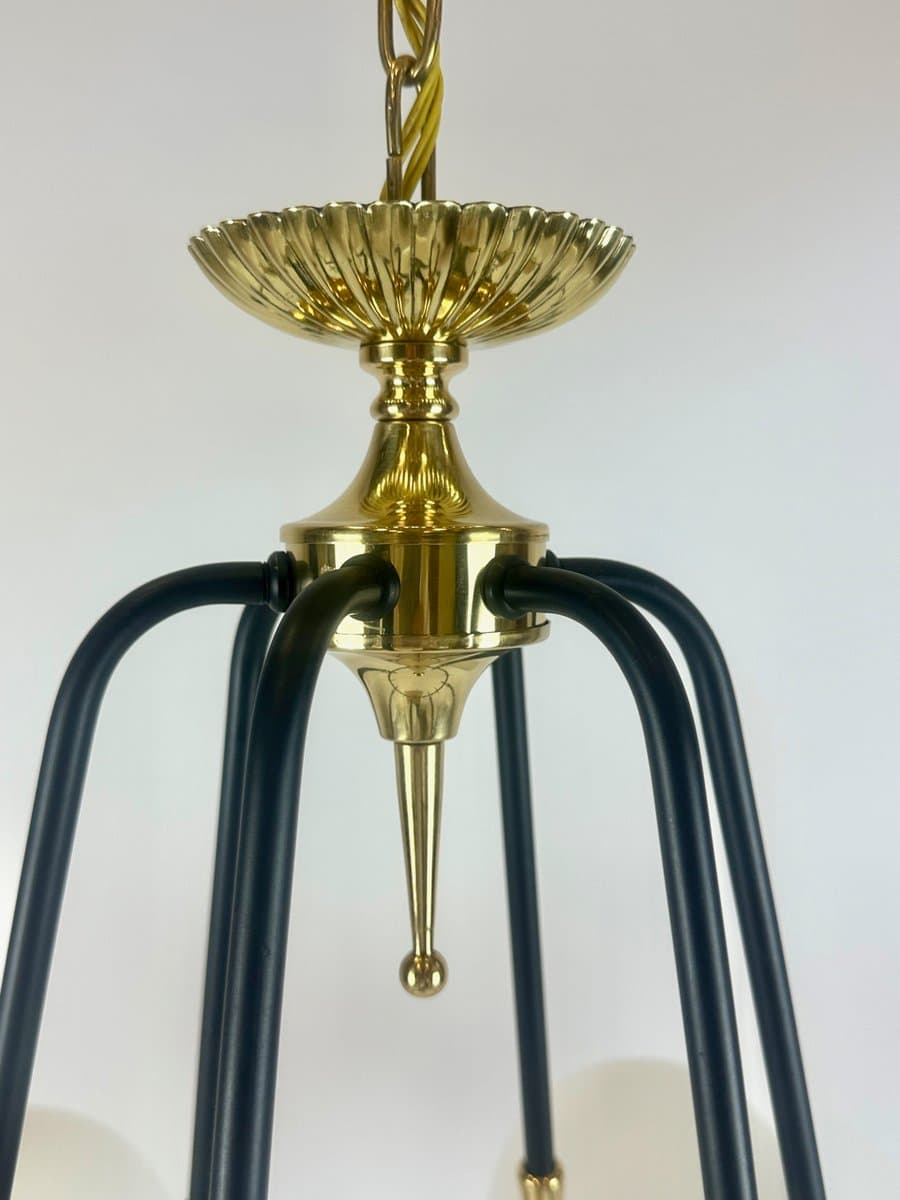 Żyrandol sześcioramienny postmodernistyczny, żeliwo czarne, mosiądz złoty, szkło mleczne, lata 70. - 150492