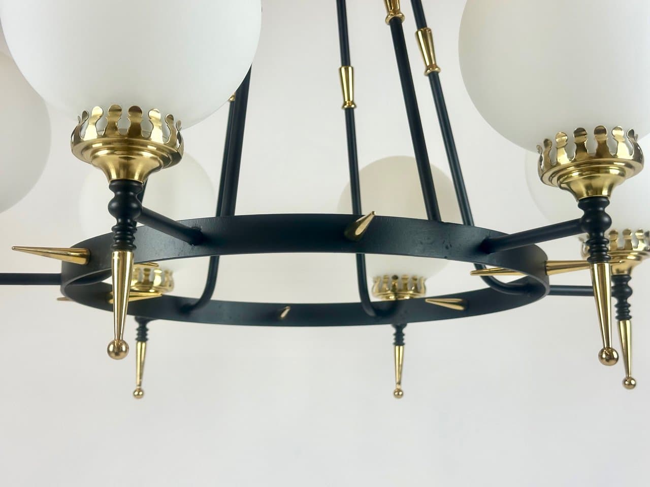 Żyrandol sześcioramienny postmodernistyczny, żeliwo czarne, mosiądz złoty, szkło mleczne, lata 70. - 150490