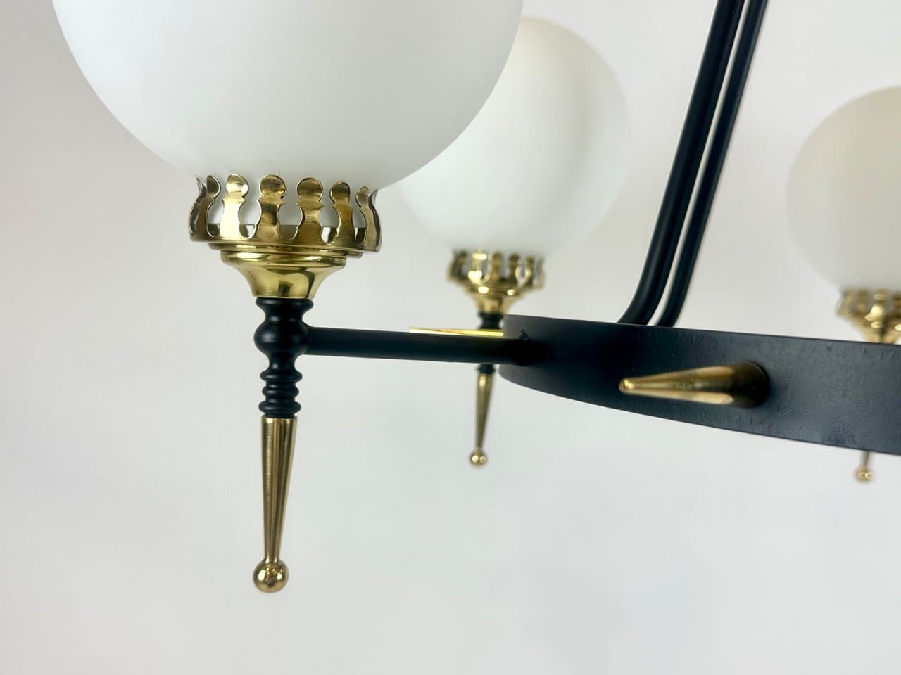 Żyrandol sześcioramienny postmodernistyczny, żeliwo czarne, mosiądz złoty, szkło mleczne, lata 70. - 150489