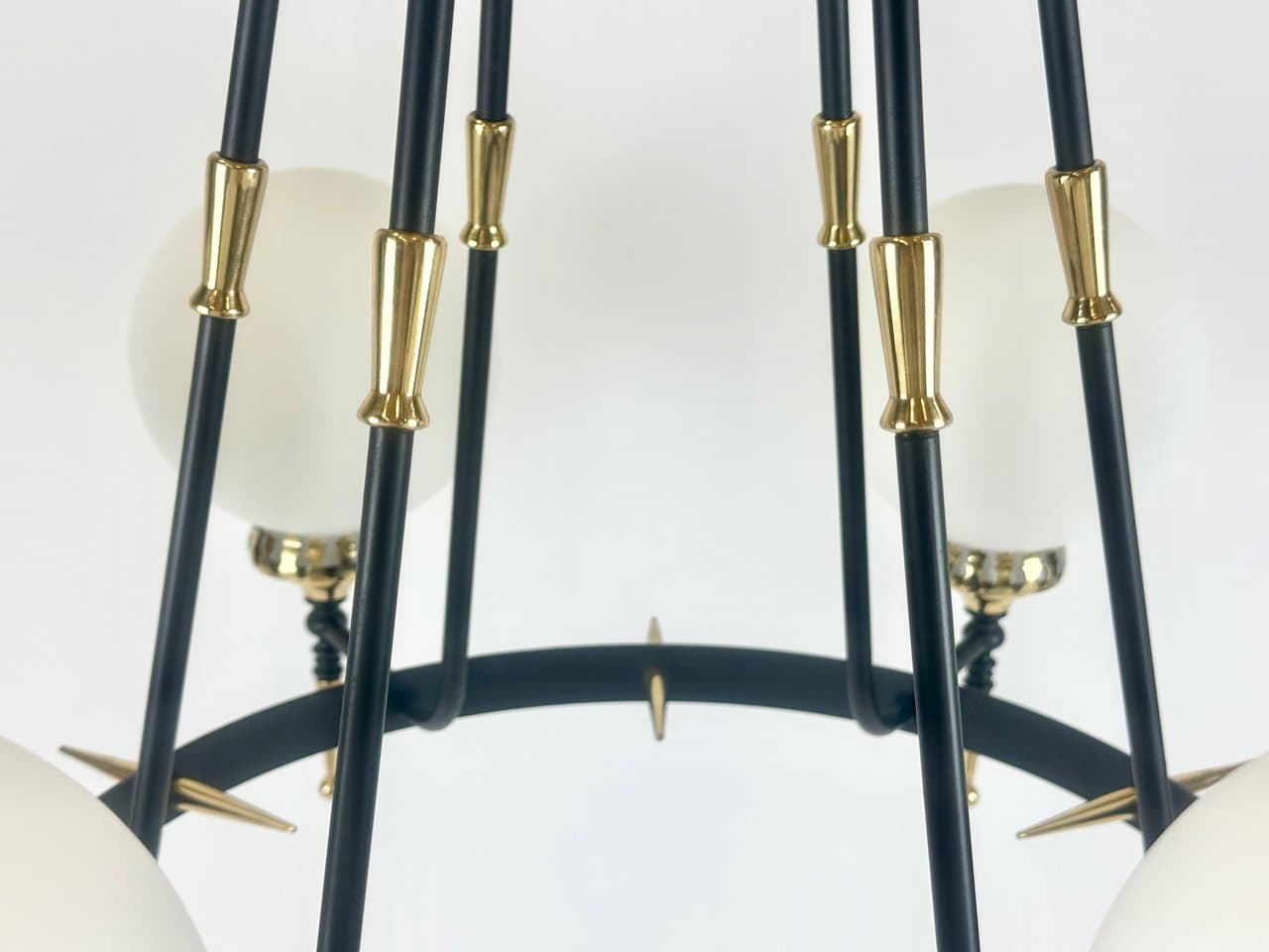 Żyrandol sześcioramienny postmodernistyczny, żeliwo czarne, mosiądz złoty, szkło mleczne, lata 70. - 150491