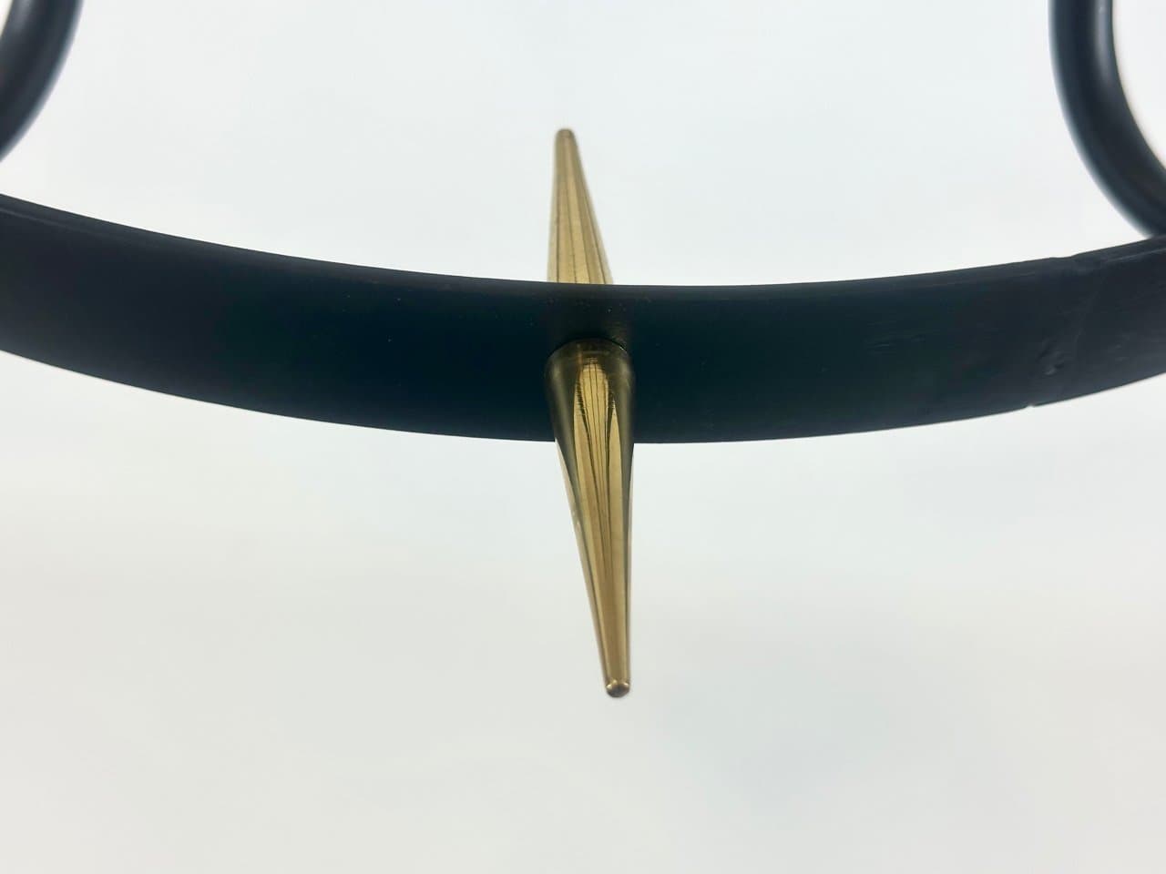 Żyrandol sześcioramienny postmodernistyczny, żeliwo czarne, mosiądz złoty, szkło mleczne, lata 70. - 150494