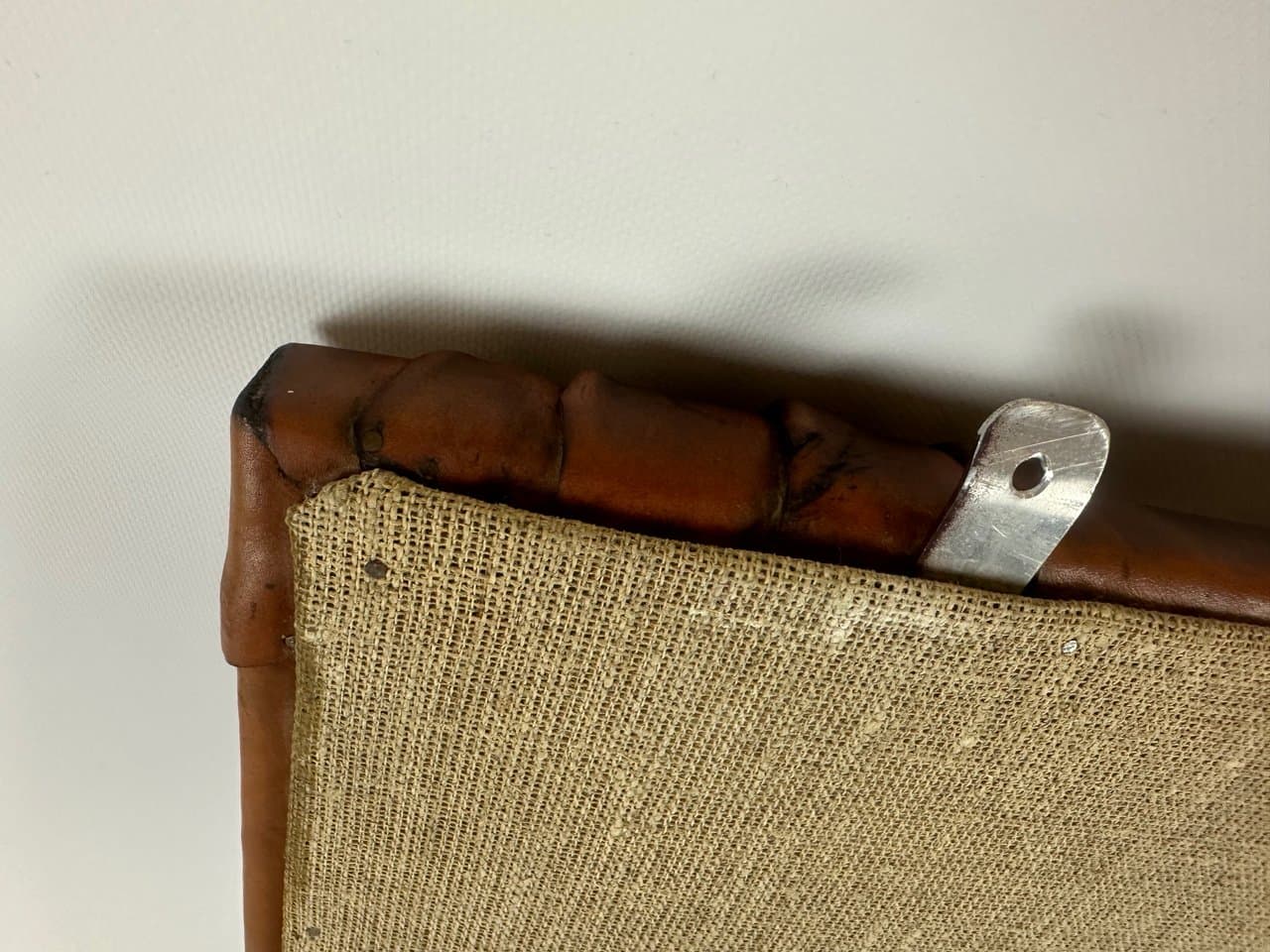 Lustro, Brutalizm, skóra jasnobrązowa, szkło, drewno, Polska, lata 70. - 151238