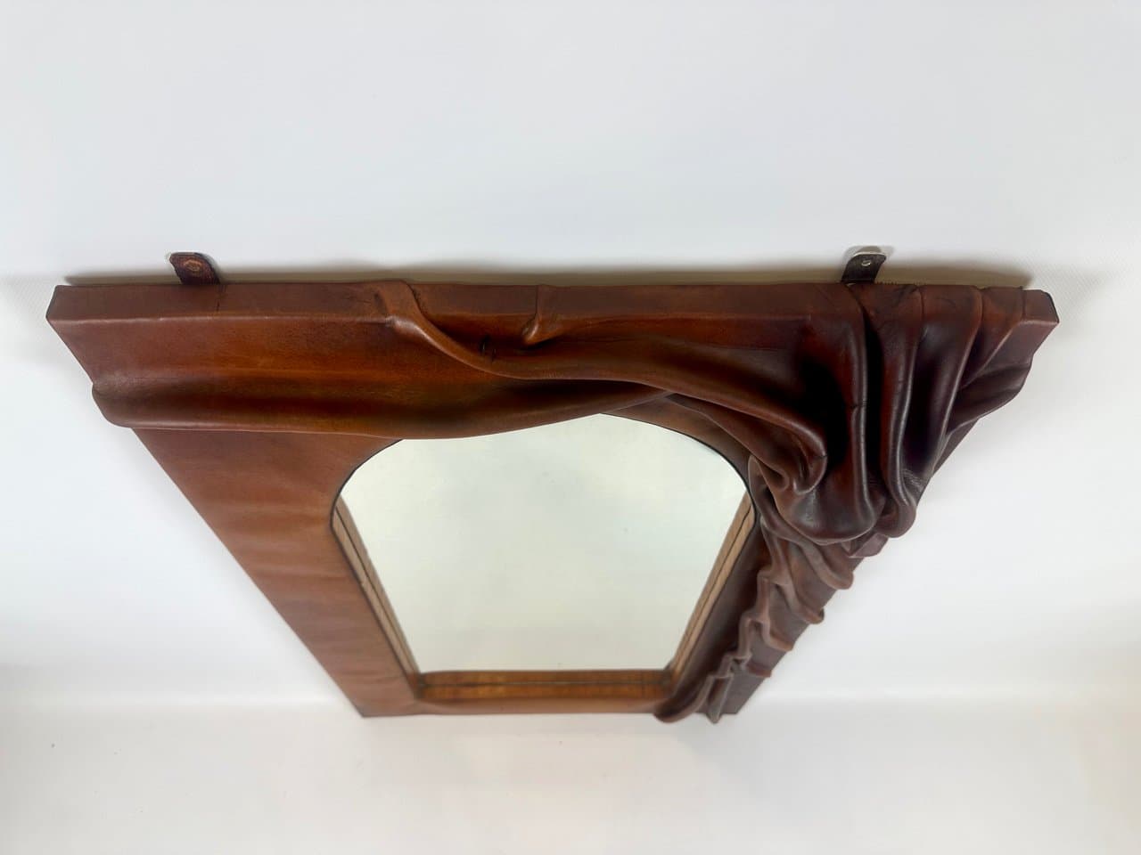 Lustro, Brutalizm, skóra jasnobrązowa, szkło, drewno, Polska, lata 70. - 151235