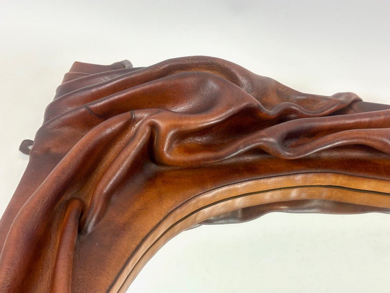 Lustro, Brutalizm, skóra jasnobrązowa, szkło, drewno, Polska, lata 70. - 151232