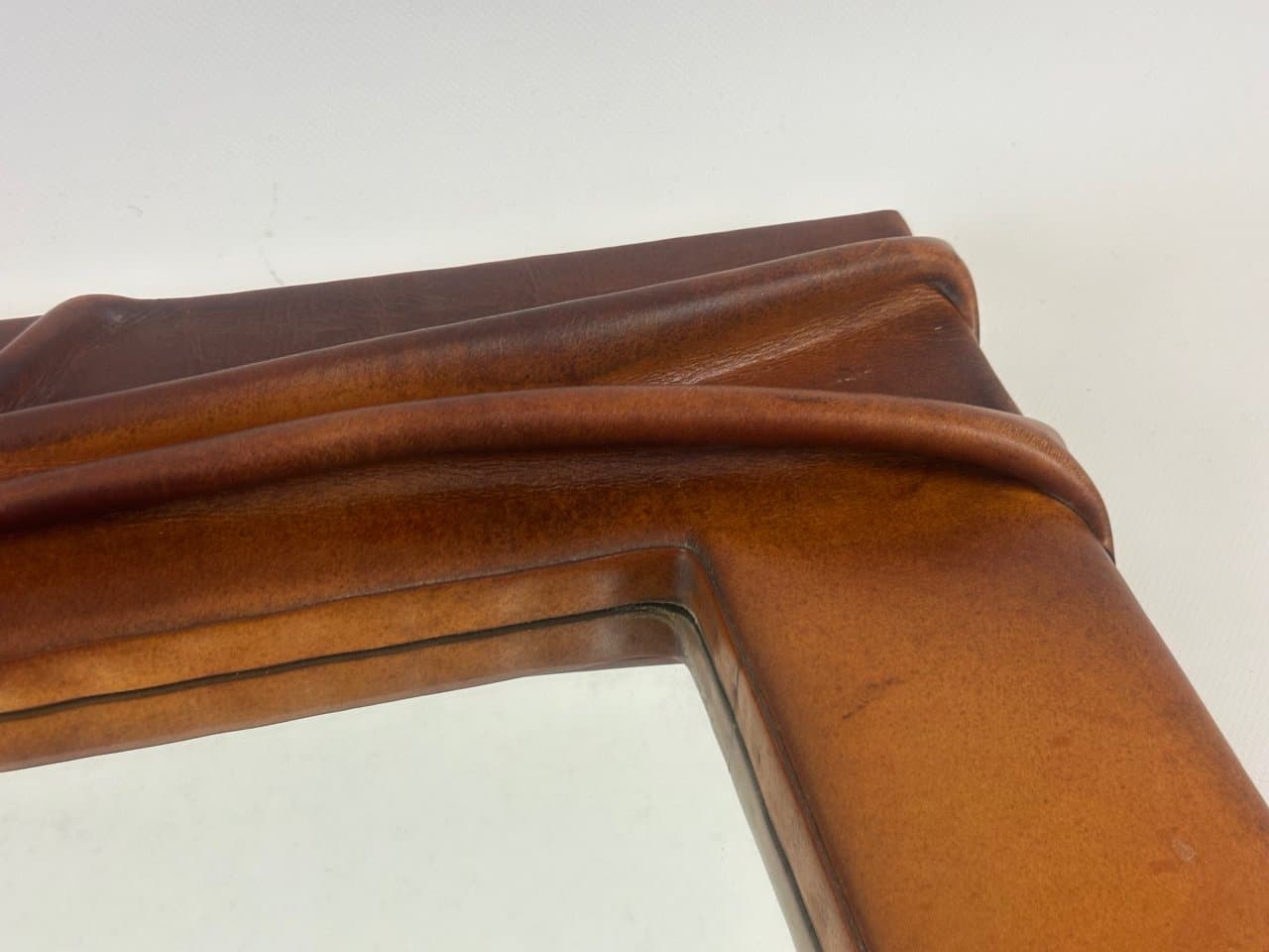 Lustro, Brutalizm, skóra jasnobrązowa, szkło, drewno, Polska, lata 70. - 151233