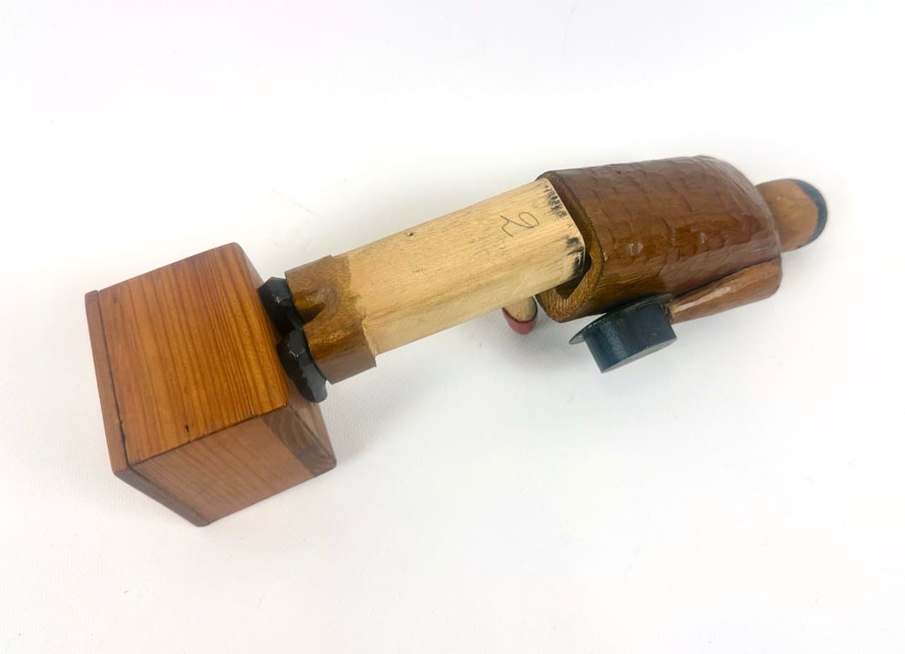 Figura mężczyzny z kapeluszem, brązowy, drewno, Szwecja, lata 10. - 151494