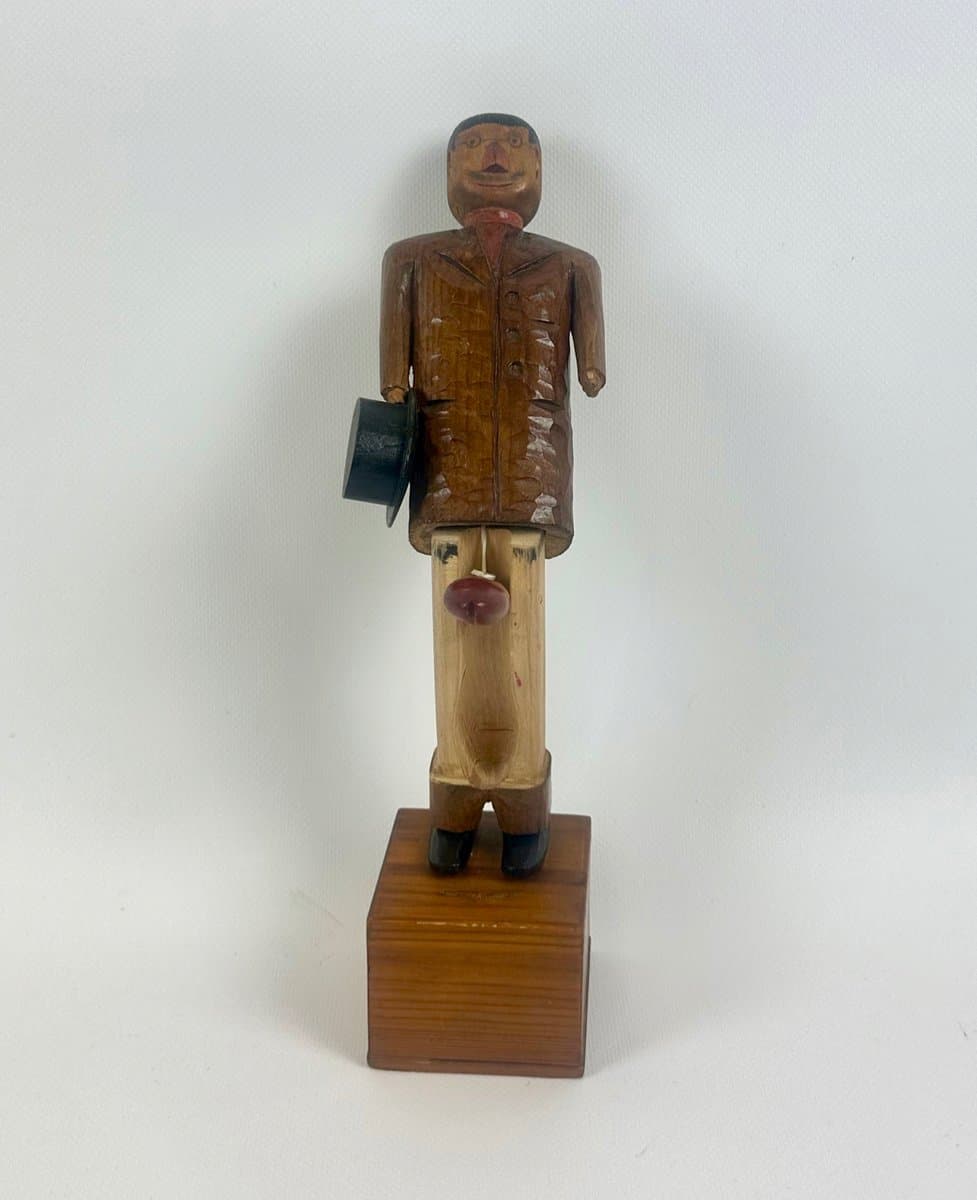 Figura mężczyzny z kapeluszem, brązowy, drewno, Szwecja, lata 10. - 151497