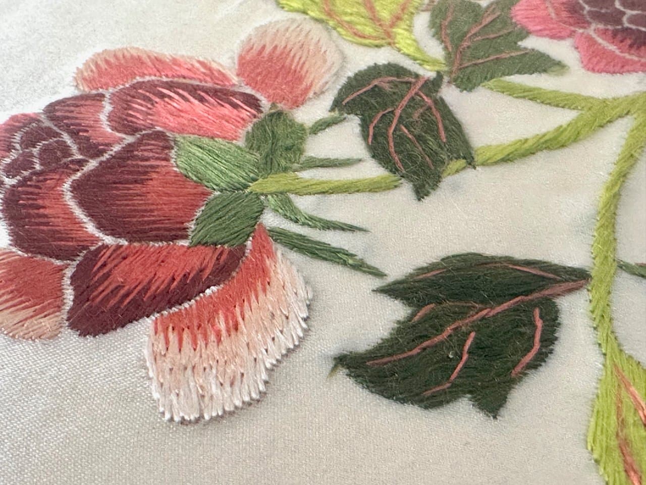 Embroidered artwork, chinoiserie, beige silk, China, 1960s - 151885