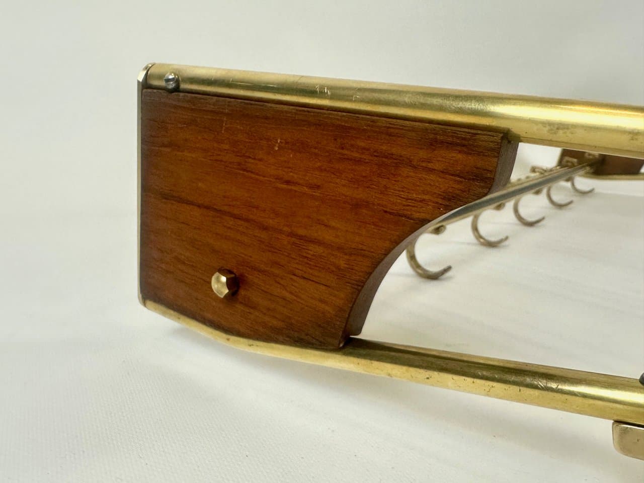 Wieszak stojący, teak ciemnobrązowy, mosiądz złoty, stal czarna, Niemcy, lata 50. - 151950