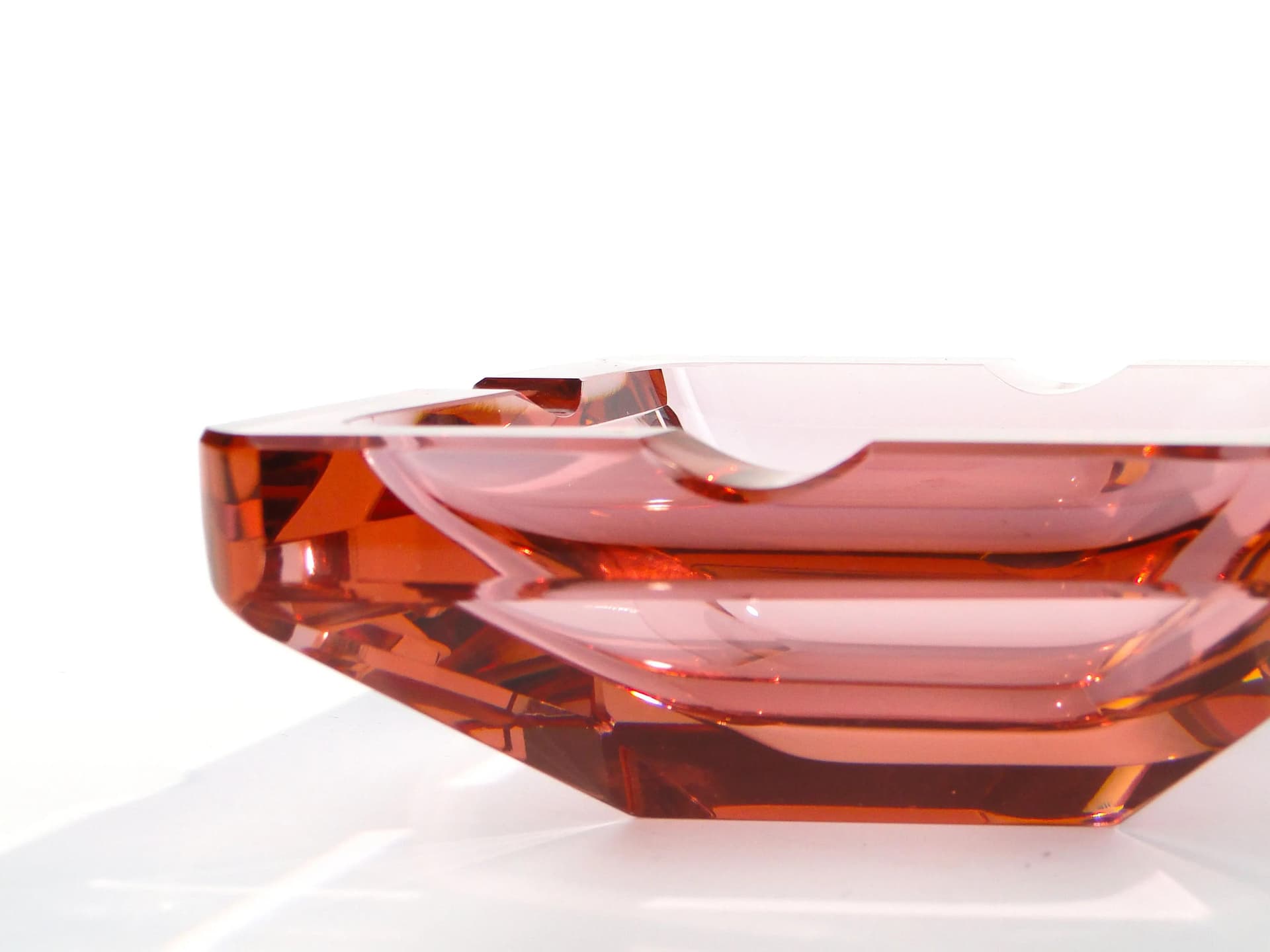 Ashtray Art Deco, raspberry crystal, Moser, Czech Republic, 1930s. - 9204