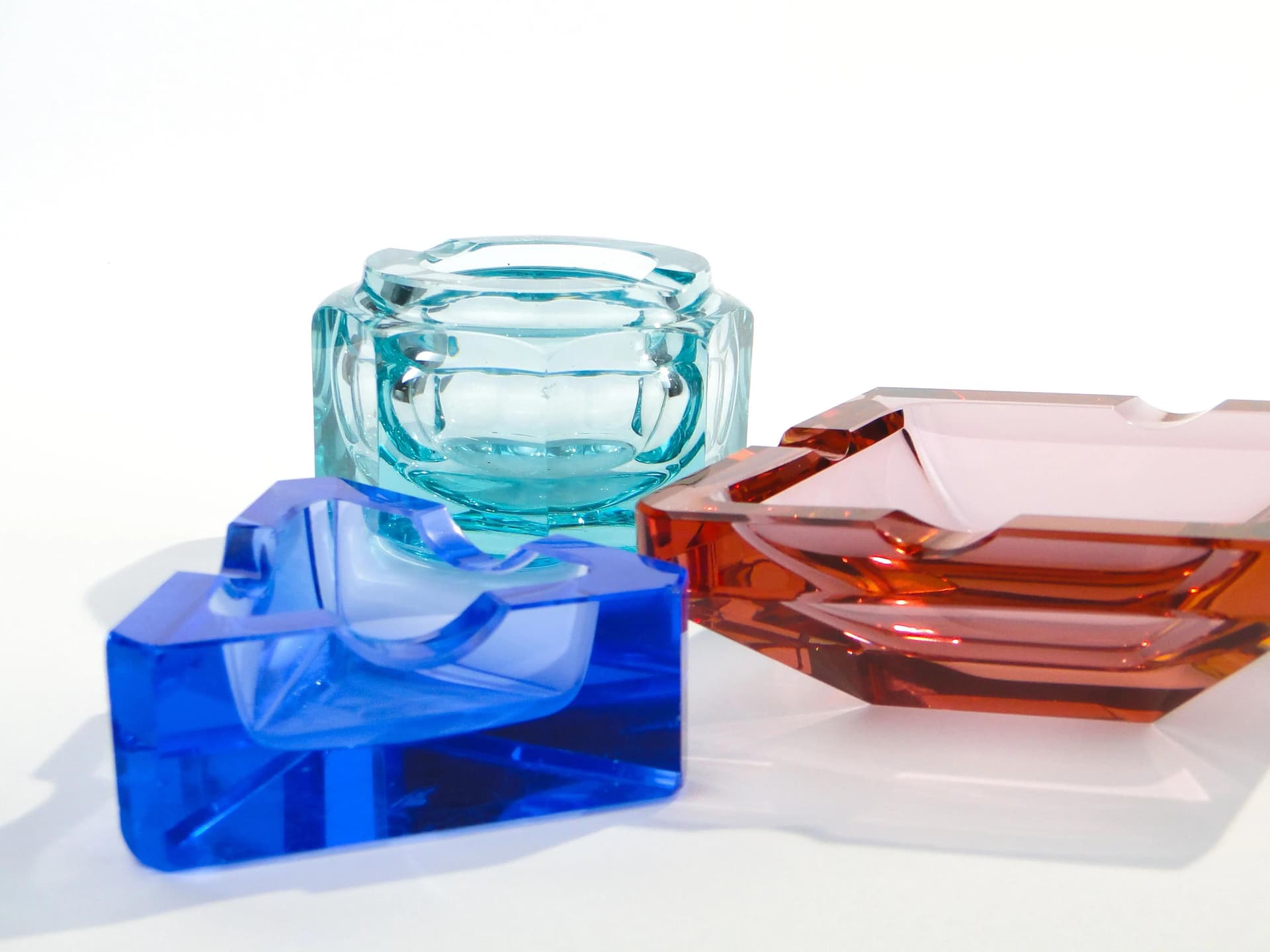 Ashtray Art Deco, raspberry crystal, Moser, Czech Republic, 1930s. - 9198