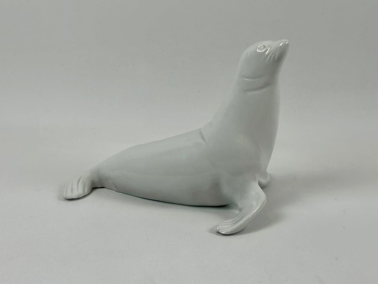 Figurka foka, biały, porcelana, Royal Dux Bohemia, Czechosłowacja, lata 60. - 152232