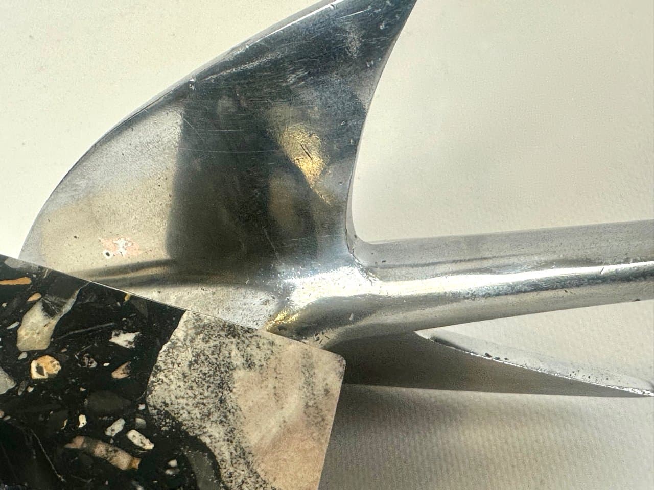 Maskotka samochodowa Art déco Simca Ariane, srebrny, mosiądz niklowany, marmur czarny, Francja, lata 60. - 152375