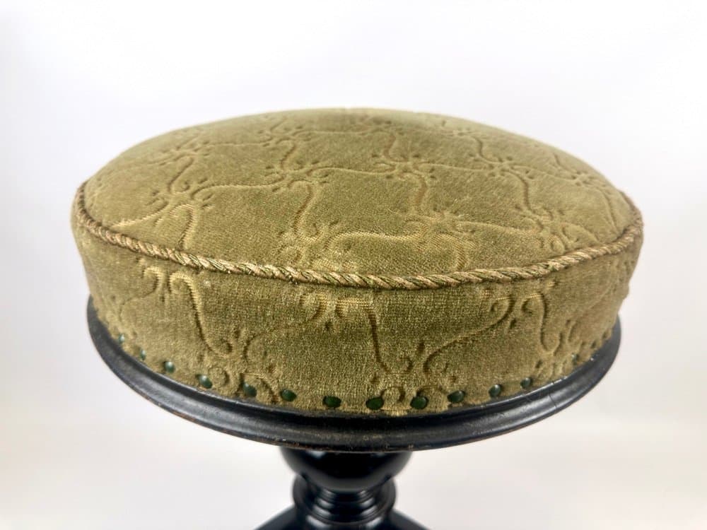 Stołek fortepianowy, oliwkowa tkanina, buk czarny, początek XX w. - 152633