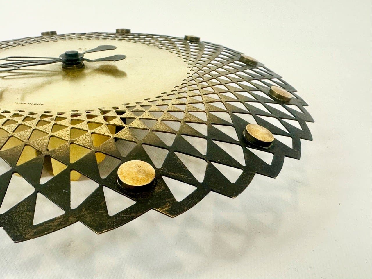 Zegar ścienny, czarny złoty, mosiądz stal, Niemcy, lata 60. - 153082