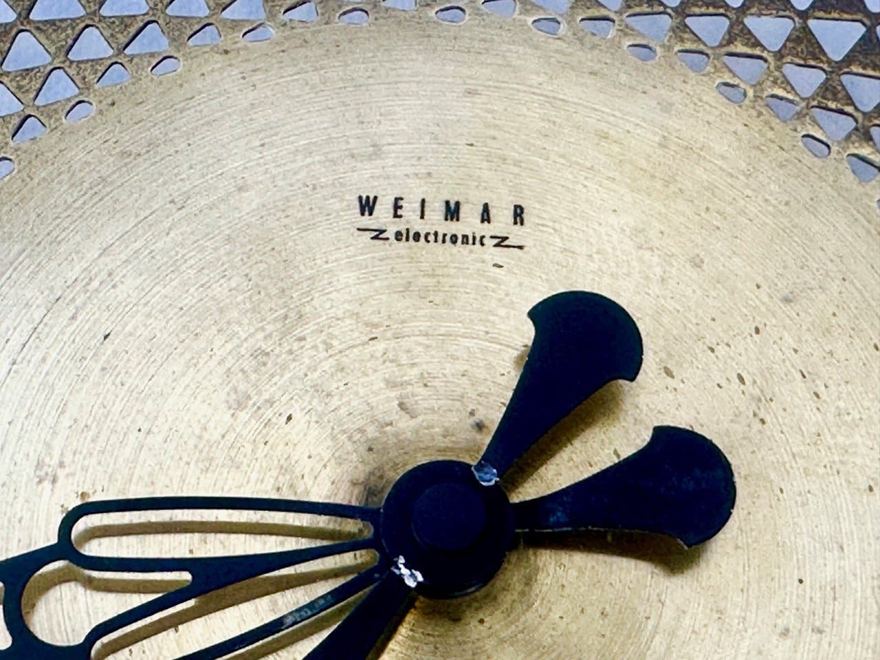 Zegar ścienny, czarny złoty, mosiądz stal, Niemcy, lata 60. - 153083